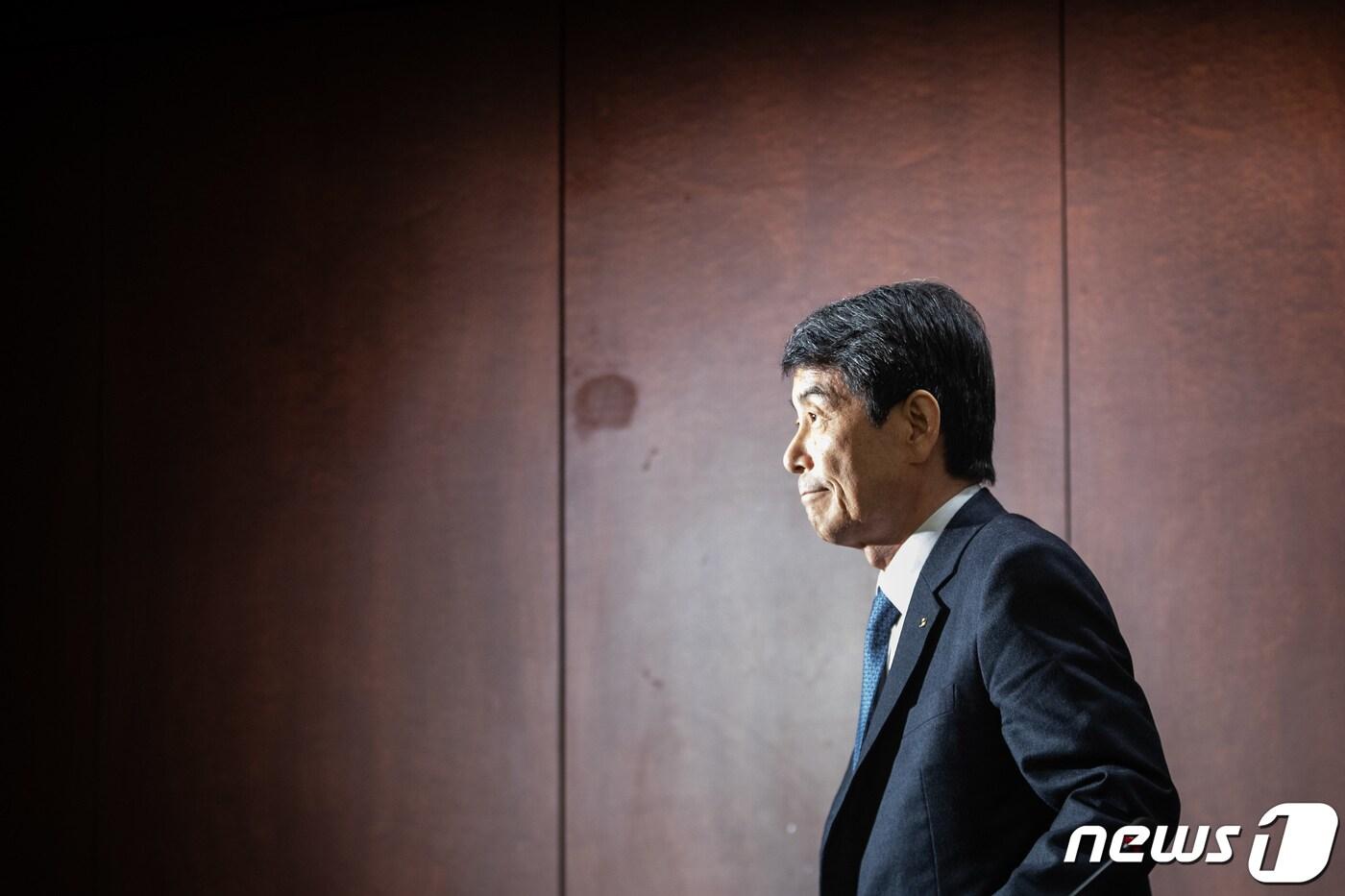 이동걸 KDB산업은행 회장이 31일 서울 여의도 KDB산업은행 본점에서 열린 대우조선해양 민영화 절차 개시 관련 기자간담회를 마친 후 간담회장을 나서고 있다. 산업은행은 현대중공업과 계열 조선사를 총괄하는 조선통합법인을 출범시키고, 조선통합법인에 산은이 보유 중인 대우조선해양 지분 전체(55.7%)를 현물출자하기로 합의했다고 이날 밝혔다. 2019.1.31/뉴스1 ⓒ News1 유승관 기자