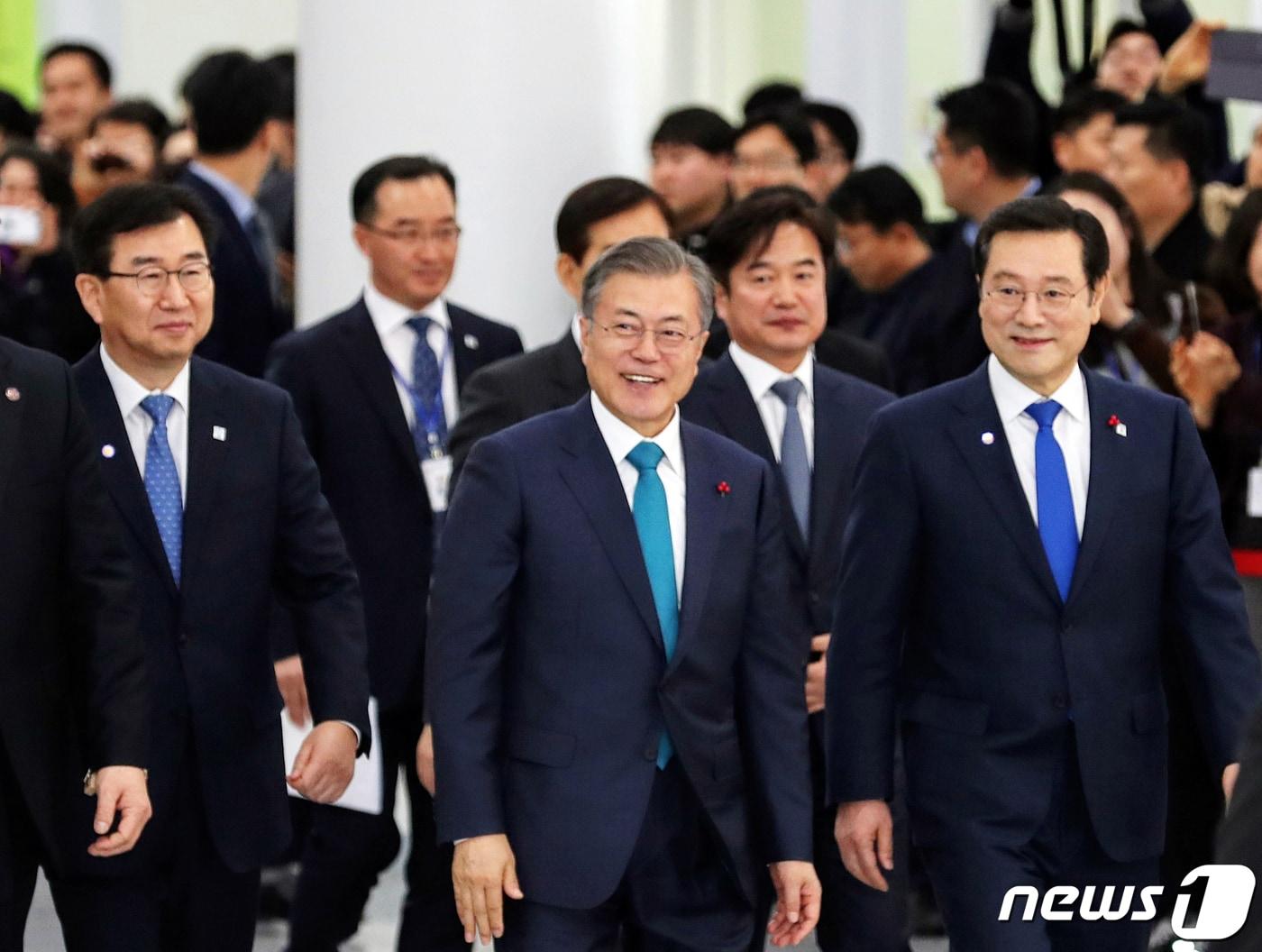 본문 이미지 - 문재인 대통령이 31일 광주시청 1층 시민홀에서 열린 '광주시+현대차 완성차공장 투자 협약식' 참석을 위해 행사장으로 들어오며 시민들의 환호에 환하게 웃고 있다.(광주시교육청 제공)2019.1.31/뉴스1