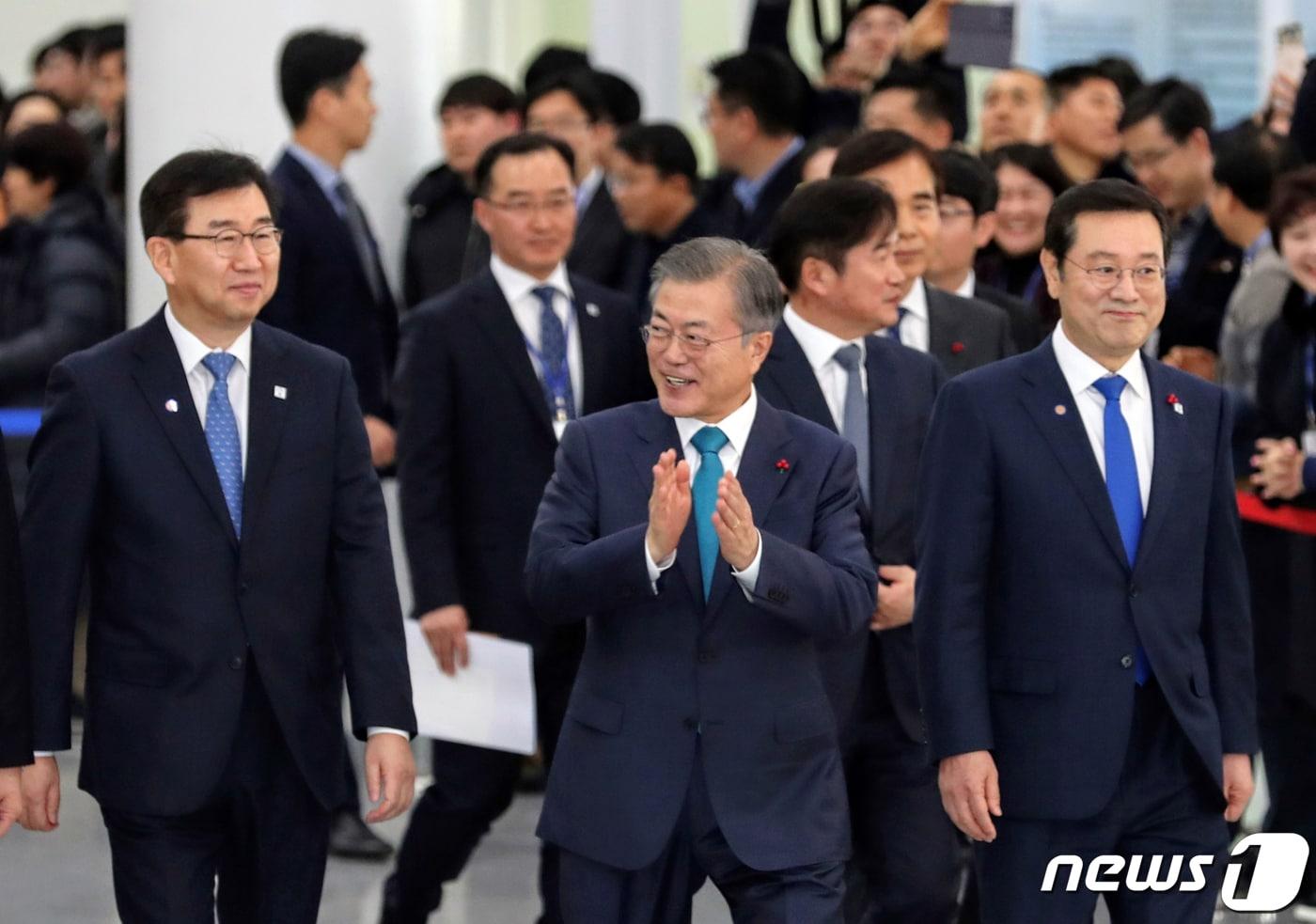 문재인 대통령이 31일 광주시청 1층 시민홀에서 열린 '광주시+현대차 완성차공장 투자 협약식' 참석을 위해 행사장으로 들어오며 시민들의 환호에 박수로 화답하고 있다.2019.1.31/뉴스1 ⓒ News1 (광주시교육청 제공)