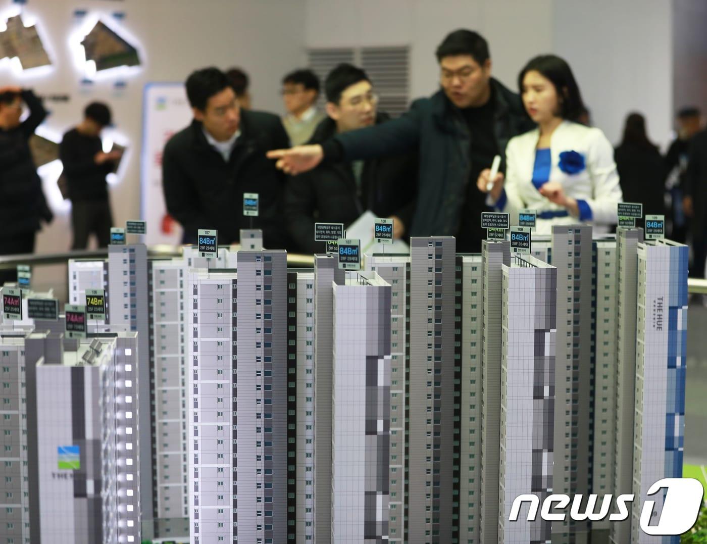 본문 이미지 - 인천 검단신도시의 한 분양아파트 모델하우스 전경. 기사 내용과는 관계없음.(뉴스1 자료사진) ⓒ News1 정진욱 기자