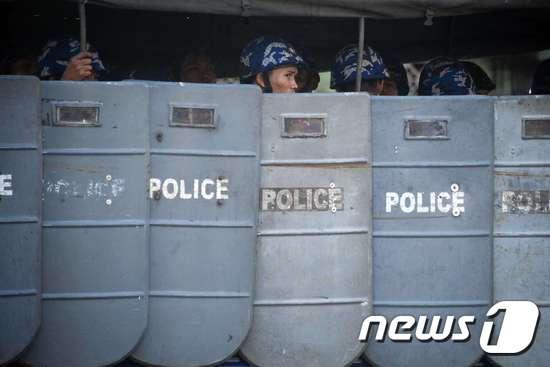 본문 이미지 - 미얀마 경찰. ⓒ AFP=뉴스1