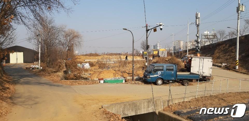 본문 이미지 - 6일 오후 1시30분께 용인시 수지구의 한 공터에서 현직 국가정보원 직원 A씨가 숨진 채 발견됐다. 사진은 A씨가 사망한 것으로 추정되는 장소. ⓒ News1 유재규 기자
