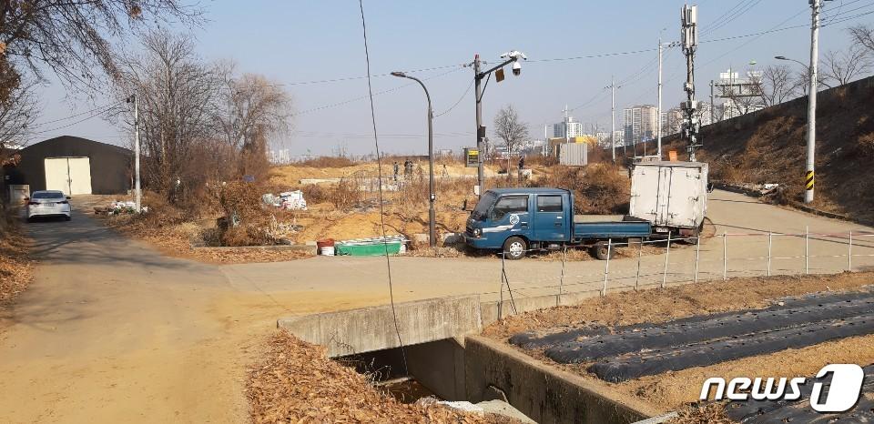 본문 이미지 - 6일 오후 1시30분께 용인시 수지구의 한 공터에서 현직 국가정보원 직원 이모씨 숨진 채 발견됐다. 사진은 이씨가 발견된 장소 주변. ⓒ News1 유재규 기자