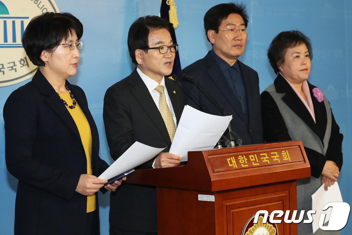 정동영 민주평화당 대표(왼쪽부터 두번째)가 7일 오후 서울 여의도 국회 정론관에서 아베총리 내정간섭 망발 규탄 및 사과요구 기자회견을 갖고 있다. 이날 정 대표는 금주 수요일 '일본군 성노예제 문제 해결을 위한 수요집회' 참석 및 일본 대사관 항의 방문, 항의서한 전달을 밝혔다. 2019.1.7/뉴스1 ⓒ News1 임세영 기자