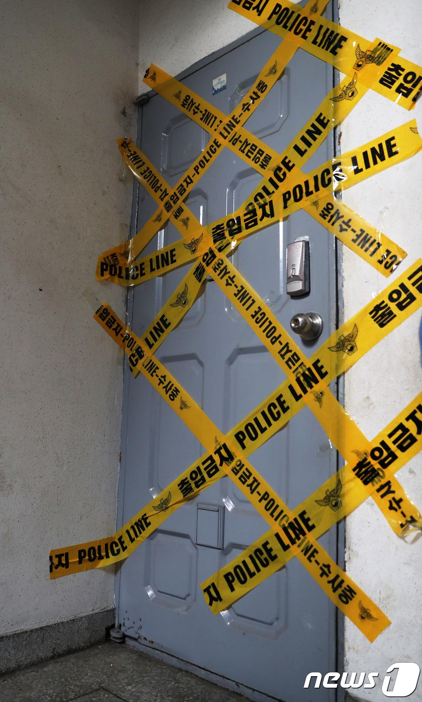 본문 이미지 - 6일 오후 인천시 미추홀구 주안동의 한 빌라에서 A씨(80)와 B씨(81·여)가 각각 흉기에 수차례 찔려 숨진 채로 발견돼 경찰이 수사에 나섰다. 7일 오후 노부부가 숨진 다세대 주택의 모습. 2019.1.7/뉴스1 ⓒ News1 정진욱 기자