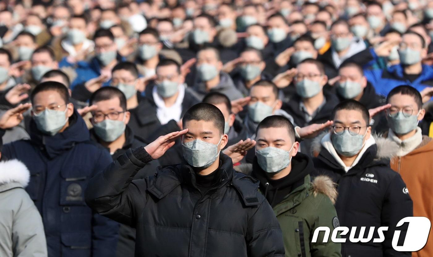 충남 논산육군훈련소에서 열린 올해 첫 입영행사에서 입대 장병들이 거수경례를 하며 가족들과 작별인사를 하고 있다.  2019.1.7/뉴스1 ⓒ News1 주기철 기자