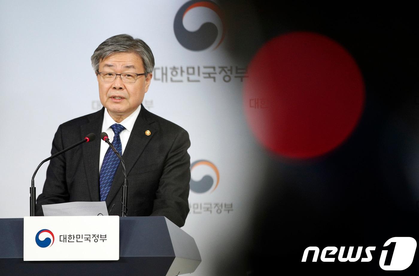 본문 이미지 - 이재갑 고용노동부 장관이 7일 오후 서울 종로구 정부서울청사에서 최저임금 결정구조 개편안을 발표하고 있다.  2019.1.7/뉴스1 ⓒ News1 안은나 기자