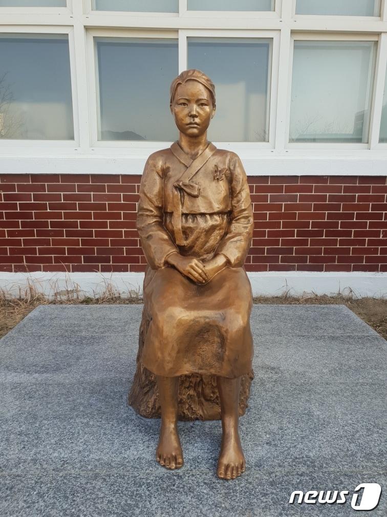 본문 이미지 - 학생들이 자발적으로 나서  함안여자중학교에 세워진 '평화의 소녀상'(함안여중 제공)2019.1.7/뉴스1ⓒ News1