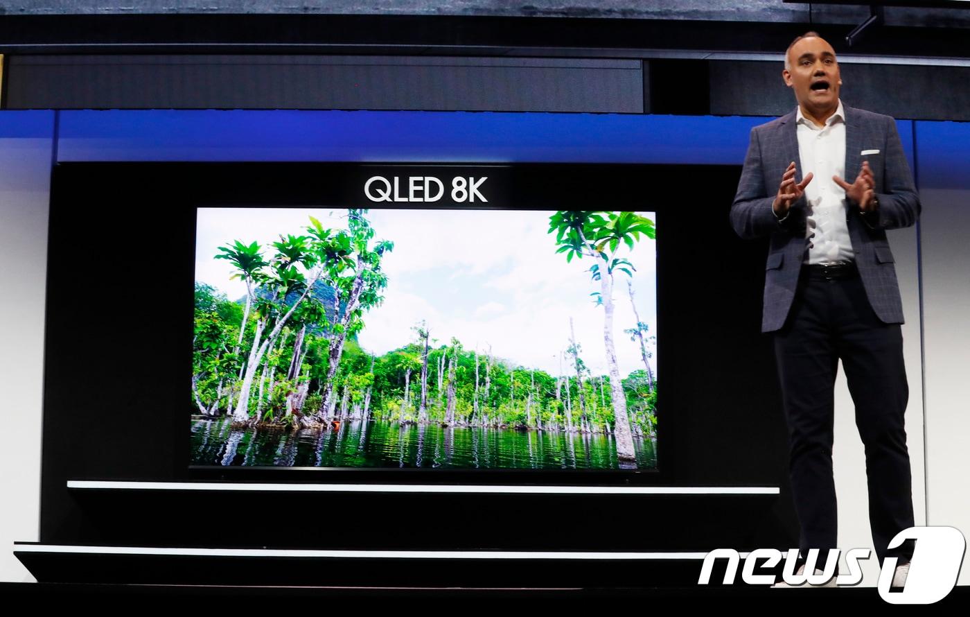 본문 이미지 - 삼성전자가 지난 1월 미국 라스베이거스에서 열린 가전박람회 'CES 2019'에서 최초 공개한 98인치 QLED 8K TV의 모습/뉴스1 ⓒ News1 이승배 기자