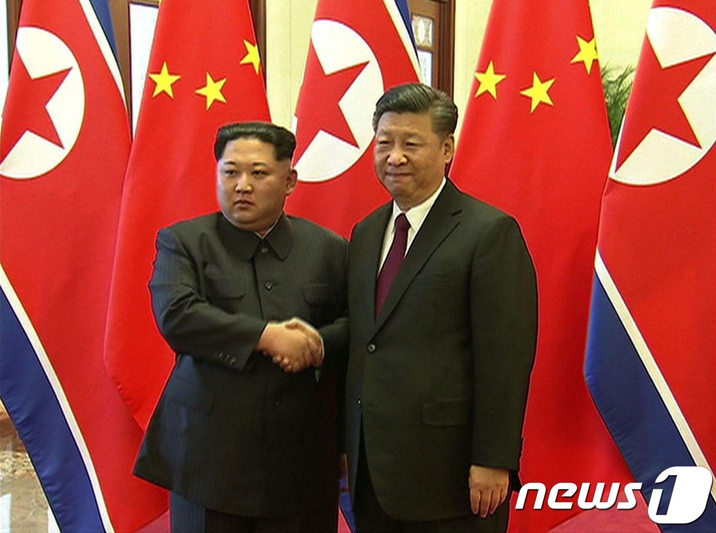 본문 이미지 - 김정은 북한 국무위원장(왼쪽)과 시진핑 중국 국가주석 <자료사진> ⓒ AFP=뉴스1