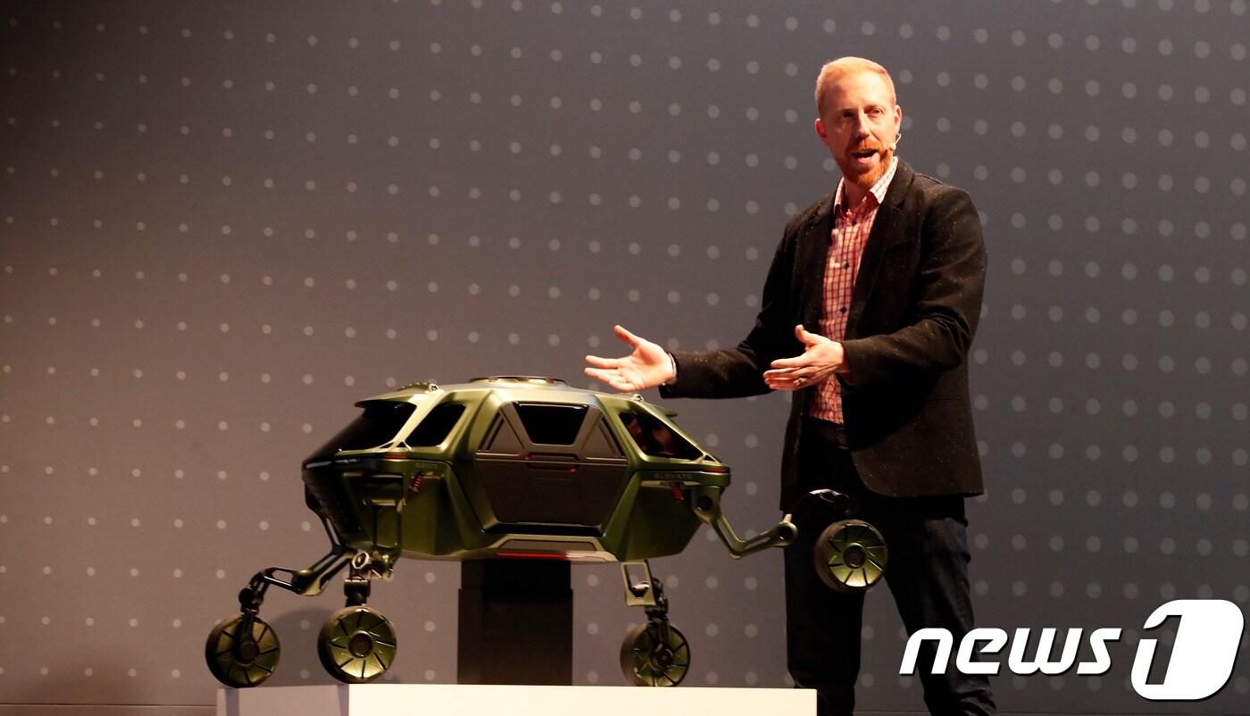 산업디자인 컨설팅 회사 ‘선드벅페라’ 디자인&혁신 전략 매니저 데이비드 바이론이 국제전자제품박람회 CES 개막을 하루 앞둔 7일(현지시간) 오후 미국 네바다주 라스베이거스 만달레이 호텔 컨벤션 센터에서 열린 '현대자동차 프레스 컨퍼런스'에서 걸어다니는 자동차 '엘리베이트' 콘셉트 차량을 소개하고 있다. 2019.1.7/뉴스1 ⓒ News1 이승배 기자