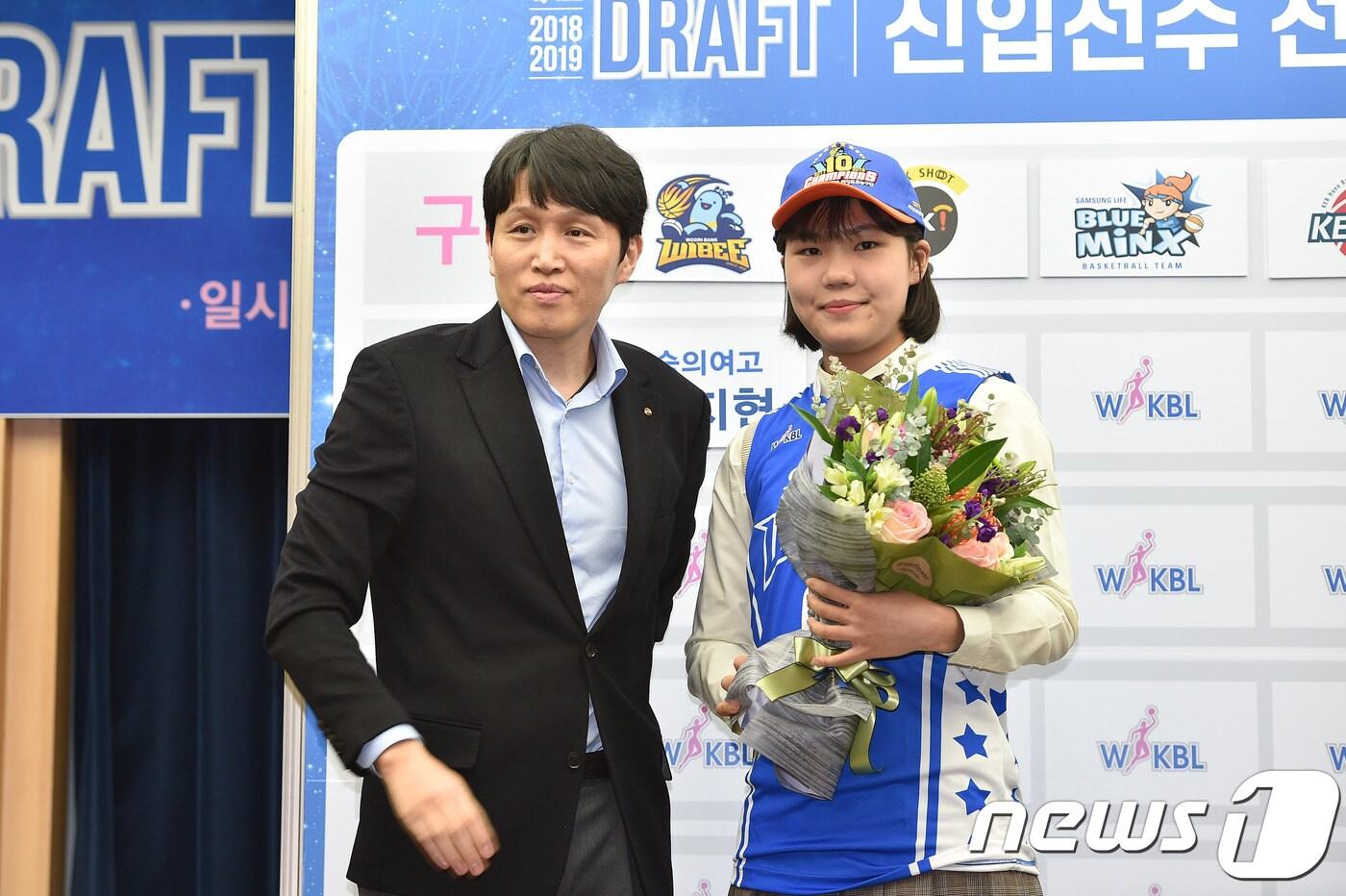 본문 이미지 - 2018-2019 드래프트 신입선수 선발회에서 전체 1순위로 뽑힌 박지현(오)과 위성우 우리은행 감독(WKBL 제공). ⓒ News1