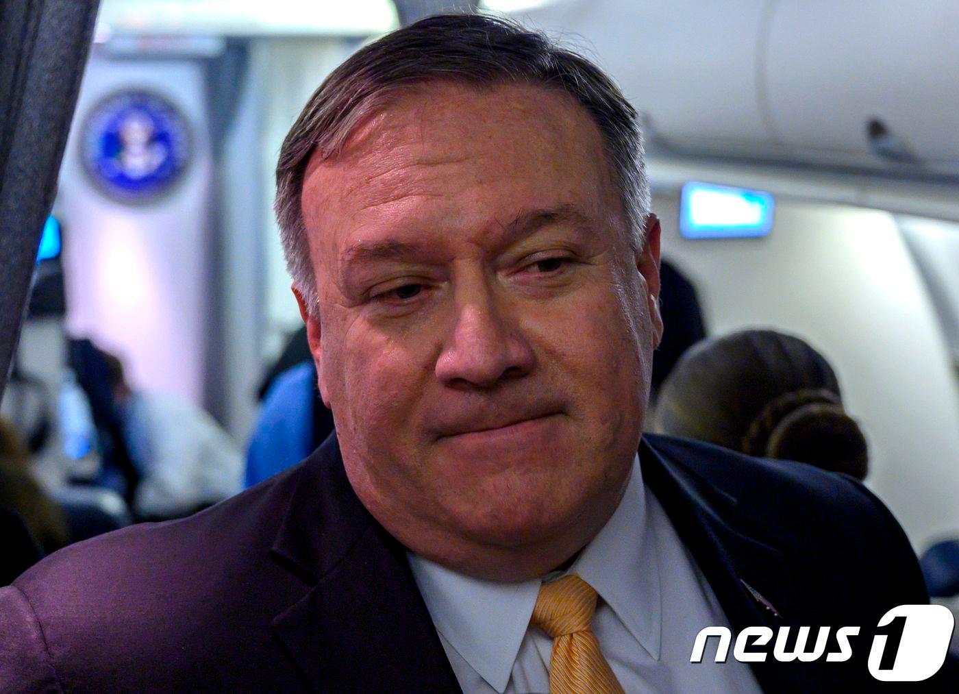 본문 이미지 - 중동 순방을 위해 전용기에 탑승한 마이크 폼페이오 미 국무장관 ⓒ AFP=뉴스1 ⓒ News1 강민경 기자