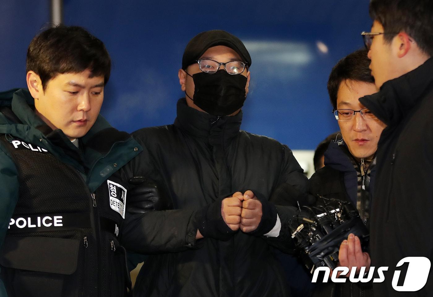 서울의 한 대학병원에서 흉기를 휘둘러 정신과 전문의 임세원 교수를 숨지게 한 혐의를 받고 있는 박모 씨가 9일 오전 서울 종로경찰서에서 검찰로 송치되고 있다. 2019.1.9/뉴스1 ⓒ News1 구윤성 기자