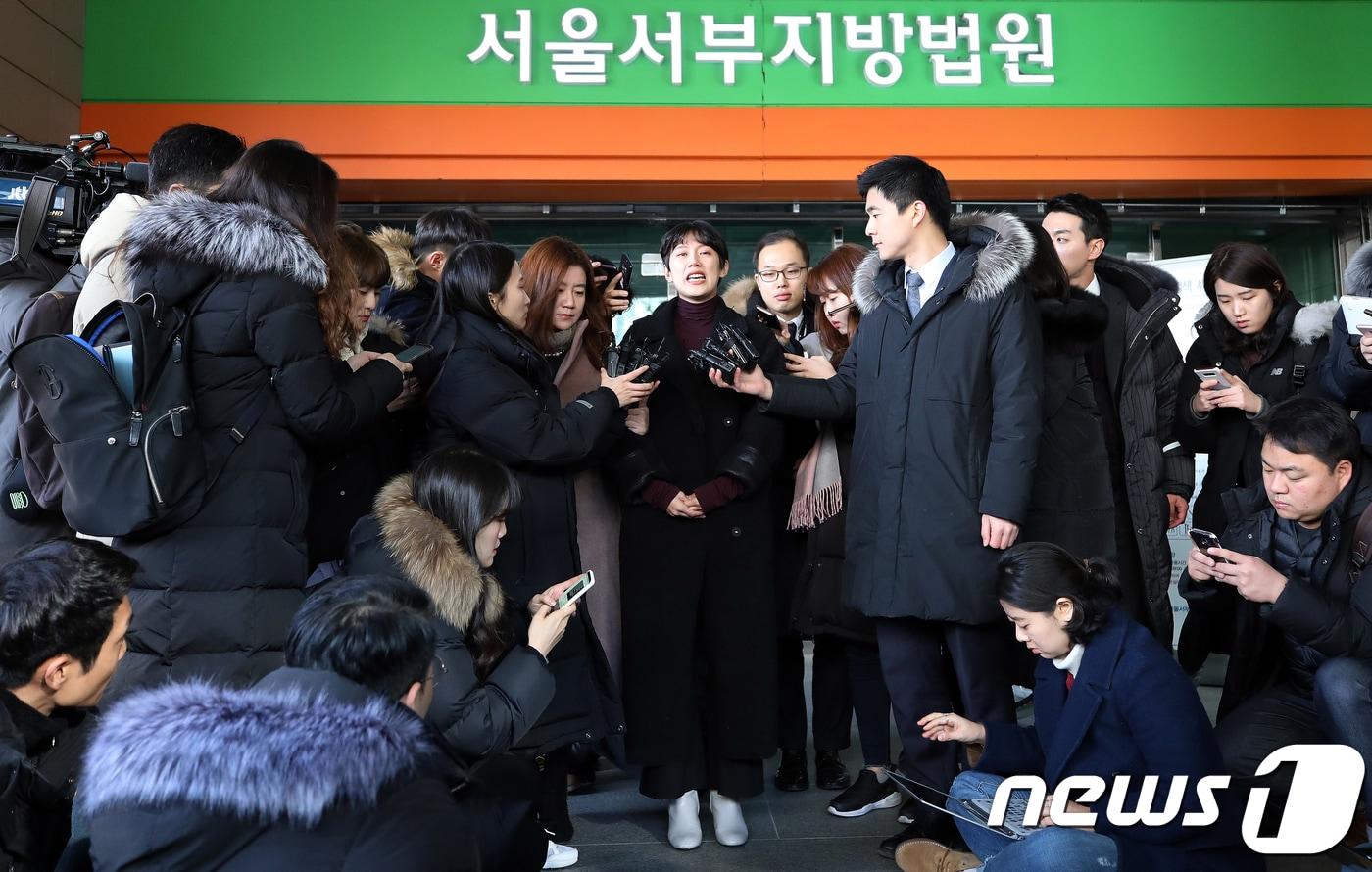 본문 이미지 - '비공개 촬영회'에서 노출사진 강요와 성추행을 당했다고 폭로한 유튜버 양예원이 9일 오전 서울 마포구 서울서부지법에서 열린 촬영자 모집책 최모씨의 1심 선고공판을 방청한 뒤 법원을 나서며 입장을 밝히고 있다. 재판부는 최모 씨에게 징역 2년 6개월을 선고했다. 2019.1.9/뉴스1 ⓒ News1 구윤성 기자