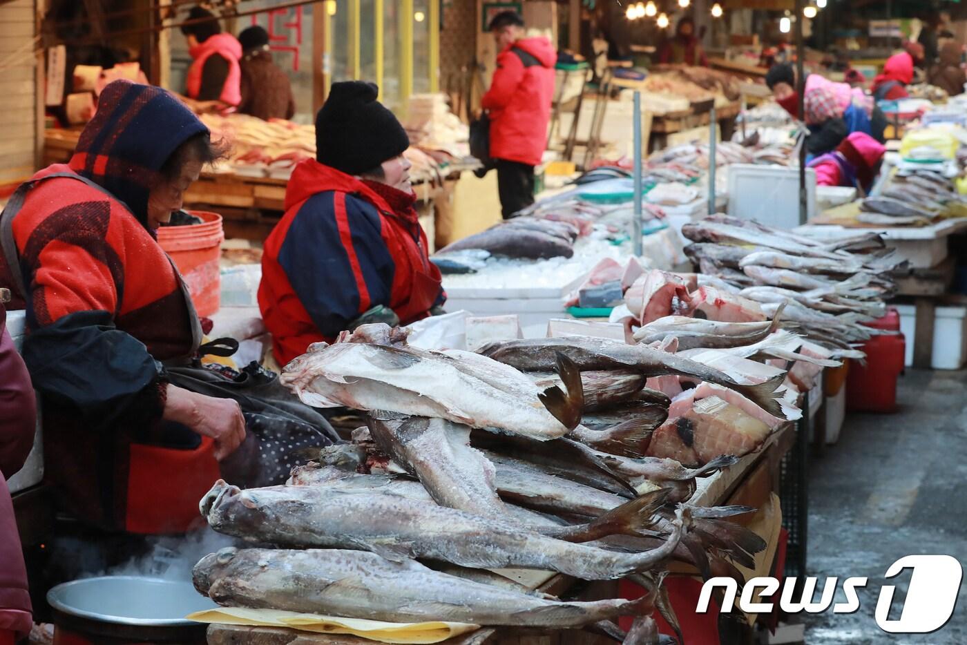 본문 이미지 - 동장군이 맹위를 떨친 9일 대구 칠성시장 어물전에서 방한용품으로 중무장한 상인들이 추위에 떨며 손님을 기다리고 있다. 2019.1.9/뉴스1 ⓒ News1 공정식 기자