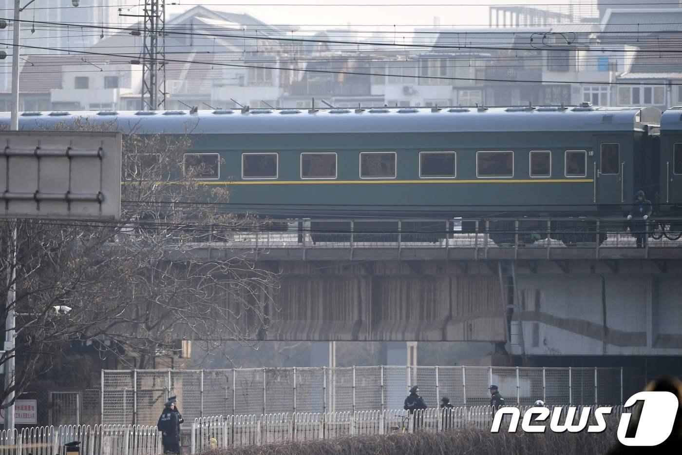 9일 (현지시간) 김정은 북한 국무위원장의 특별열차가 베이징 역을 출발하고 있다. 김정은 위원장은 이날 오전 베이징 경제기술개발구를 방문한 뒤 시진핑 중국 국가주석과 오찬을 한 것으로 알려졌다. ⓒ AFP=뉴스1 ⓒ News1 우동명 기자