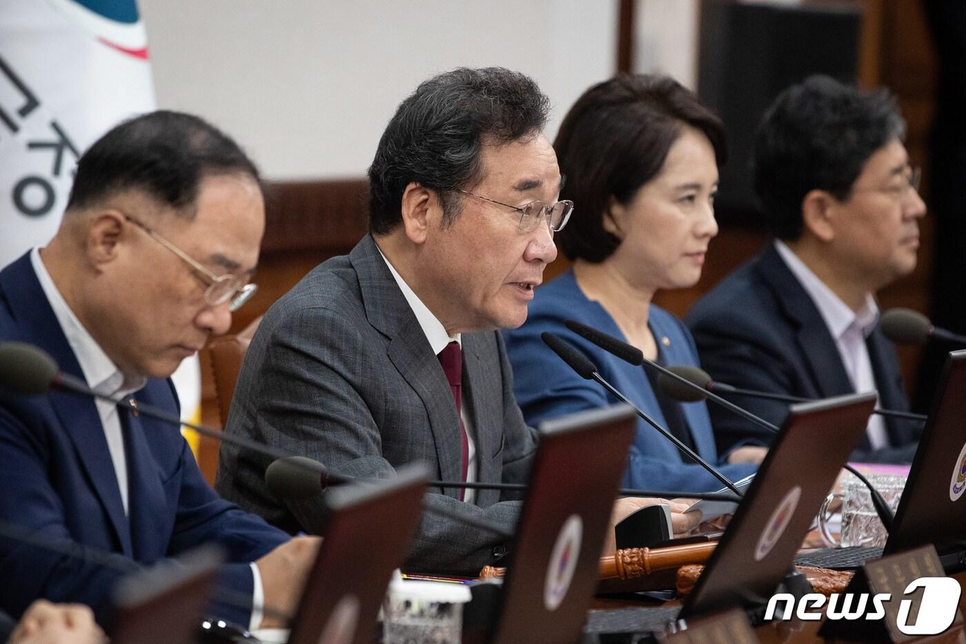 본문 이미지 - 이낙연 총리가 국무회의에서 모두발언을 하고 있다. 유승관 기자