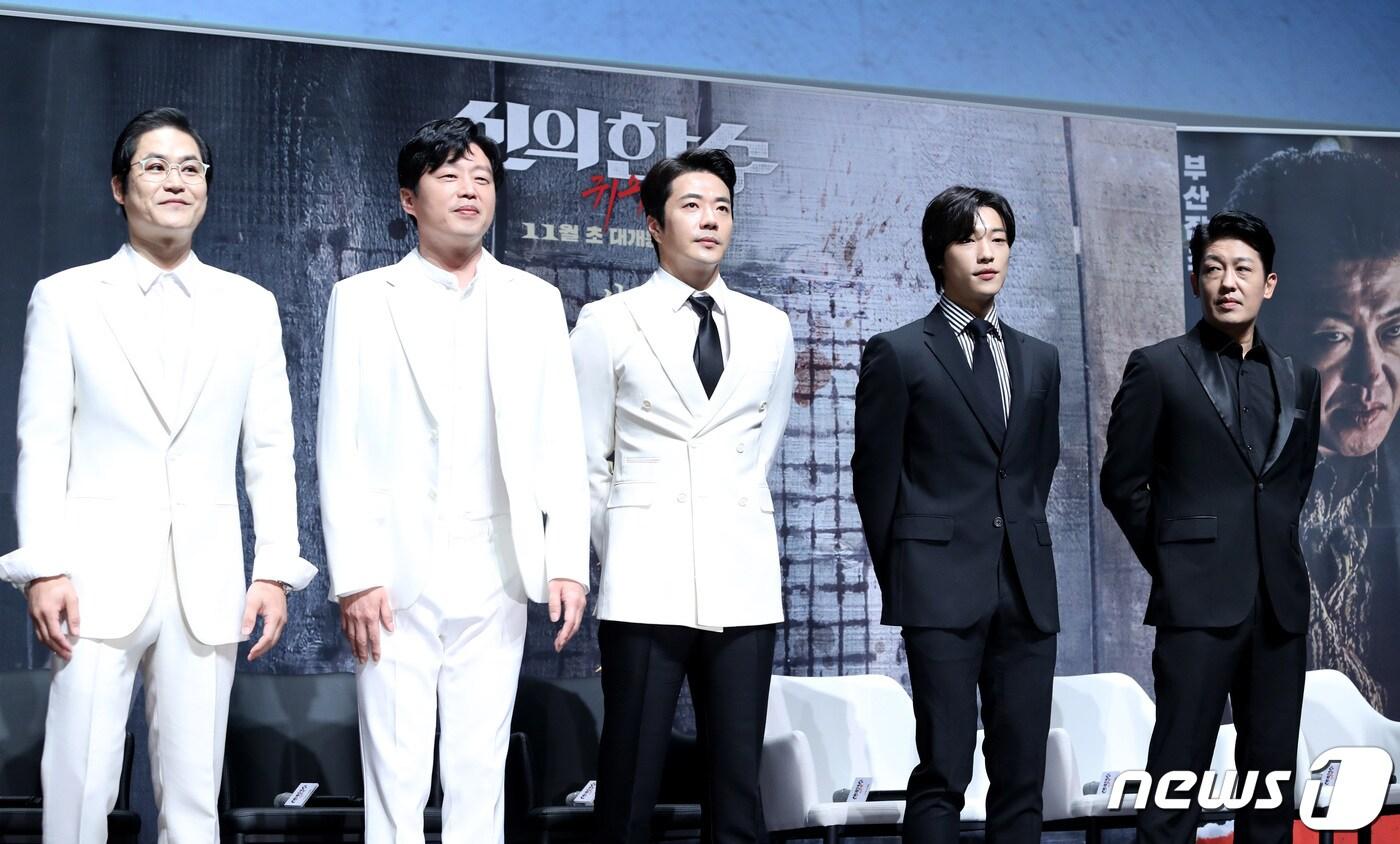 배우 김성균(왼쪽부터), 김희원, 권상우, 우도환, 허성태가 1일 오전 서울 강남구 압구정CGV에서 열린 영화 '신의 한 수: 귀수편' 제작 보고회에 참석해 인사를 하고 있다. '신의 한 수: 귀수편'은 바둑으로 모든 것을 잃고 홀로 살아남은 '귀수'가 냉혹한 내기 바둑판의 세계에서 귀신같은 바둑을 두는 자들과 사활을 건 대결을 그린 작품이다. 2019.10.1/뉴스1 ⓒ News1 권현진 기자