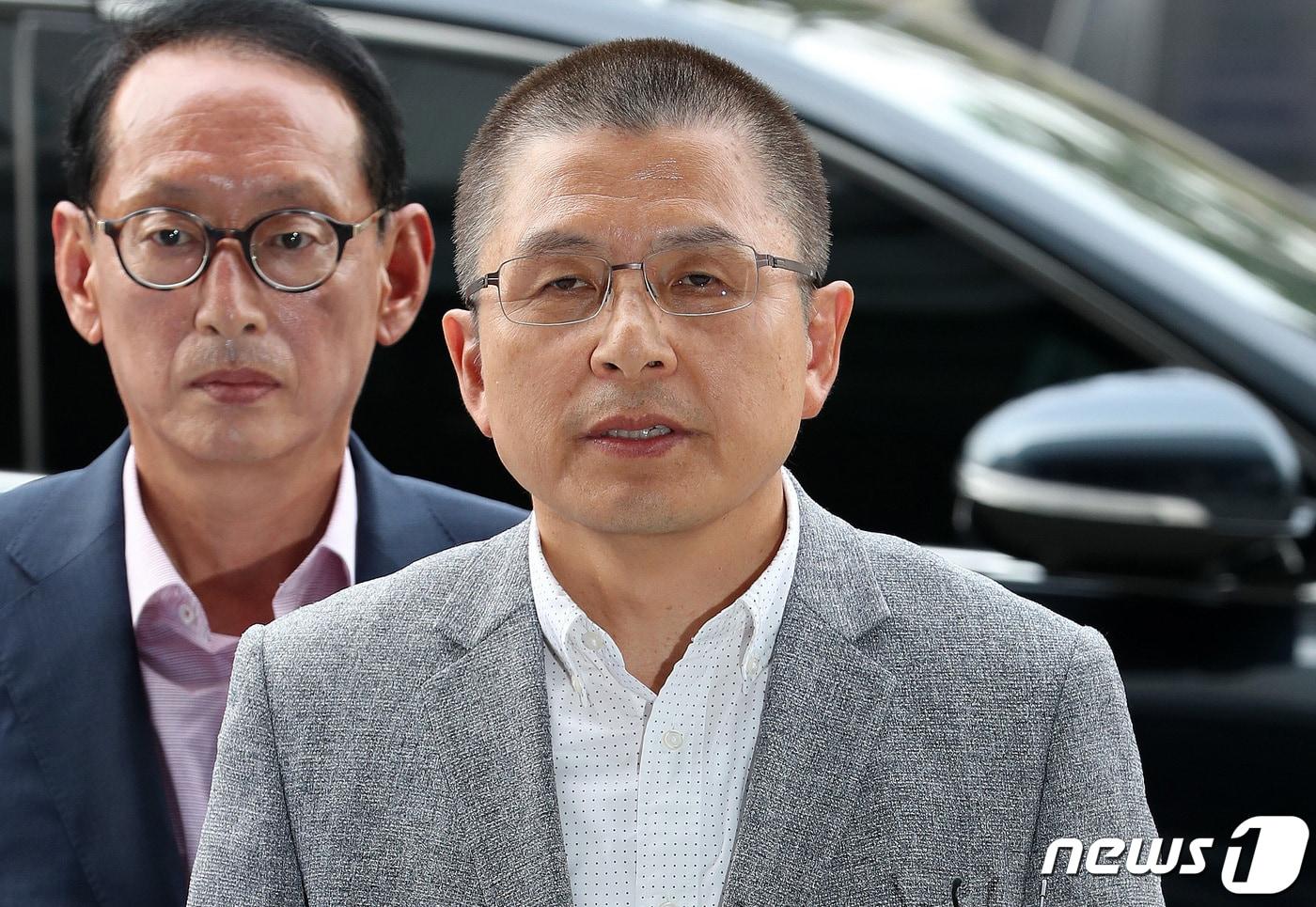 본문 이미지 - 황교안 전 자유한국당 대표가 지난해 10월 패스트트랙(신속처리안건) 지정 과정에서 벌어진 국회 내 충돌 사건 수사와 관련해 서울 양천구 서울남부지방검찰청으로 출석하고 있다. 2019.10.1/뉴스1 ⓒ News1 박세연 기자