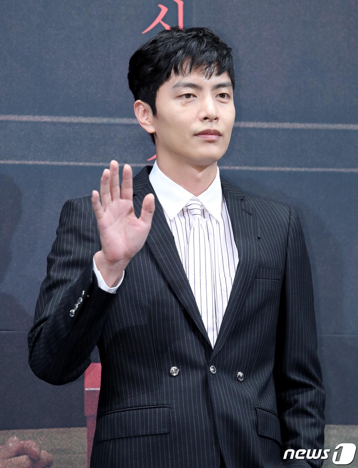 본문 이미지 - 배우 이민기가 1일 오후 서울 강남구 논현동 임피리얼팰리스호텔에서 열린 OCN 새 토일드라마 ‘모두의 거짓말’ 제작발표회에 참석해 포즈를 취하고 있다. '모두의 거짓말'은 아버지의 갑작스러운 죽음 이후 실종된 남편을 구하기 위해 국회의원이 되는 여자와 단 한 명의 죽음도 넘길 수 없는 형사의 진실을 좇는 시크릿 스릴러다. 2019.10.1/뉴스1 ⓒ News1 권현진 기자