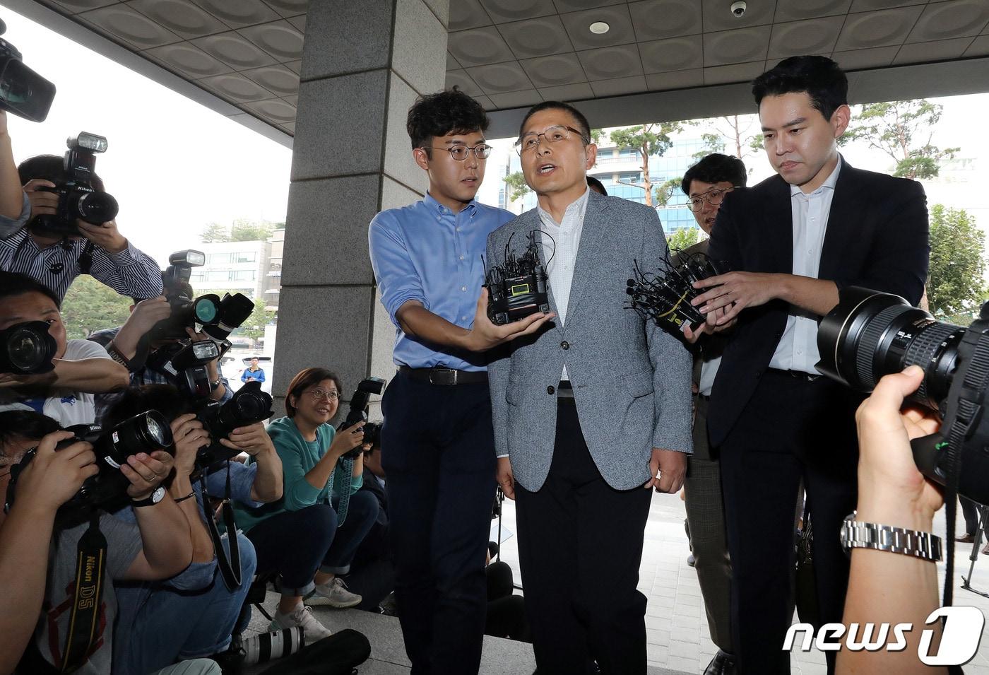 황교안 자유한국당 대표가 1일 오후 패스트트랙(신속처리안건) 지정 과정에서 벌어진 국회 내 충돌 사건 수사와 관련해 서울 양천구 서울남부지방검찰청으로 출석하고 있다. 2019.10.1/뉴스1 ⓒ News1 박세연 기자