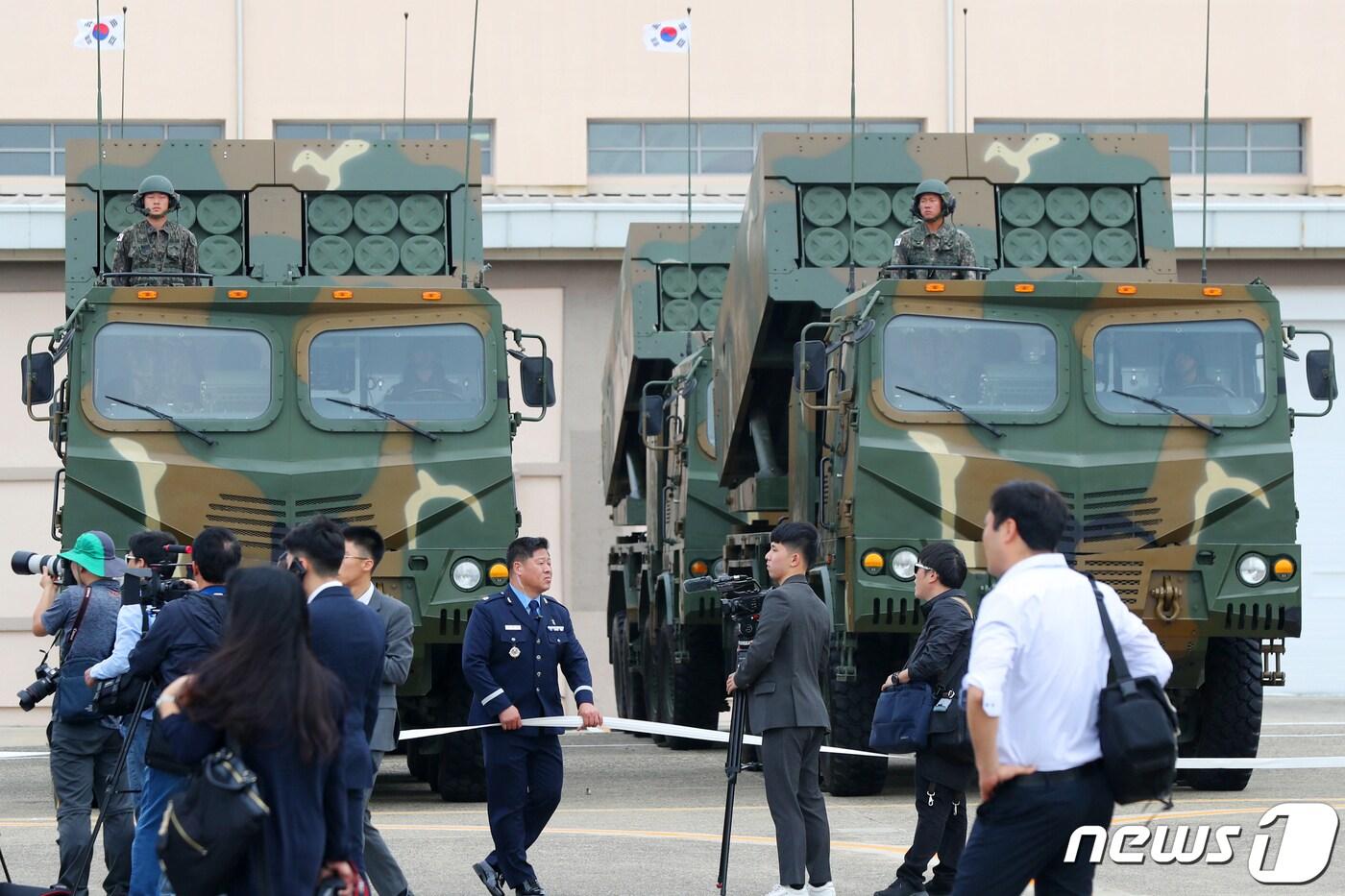 지난달 27일 대구 공군기지에서 열린 '제71주년 국군의 날 기념행사' 미디어데이 행사에서 230㎜ 다련장 로켓포 천무가 전시돼 있다. 국군의 날 기념행사가 공군 전투비행단에서 거행되는 것은 창군 이래 처음이다. 2019.10.1/뉴스1 ⓒ News1 민경석 기자