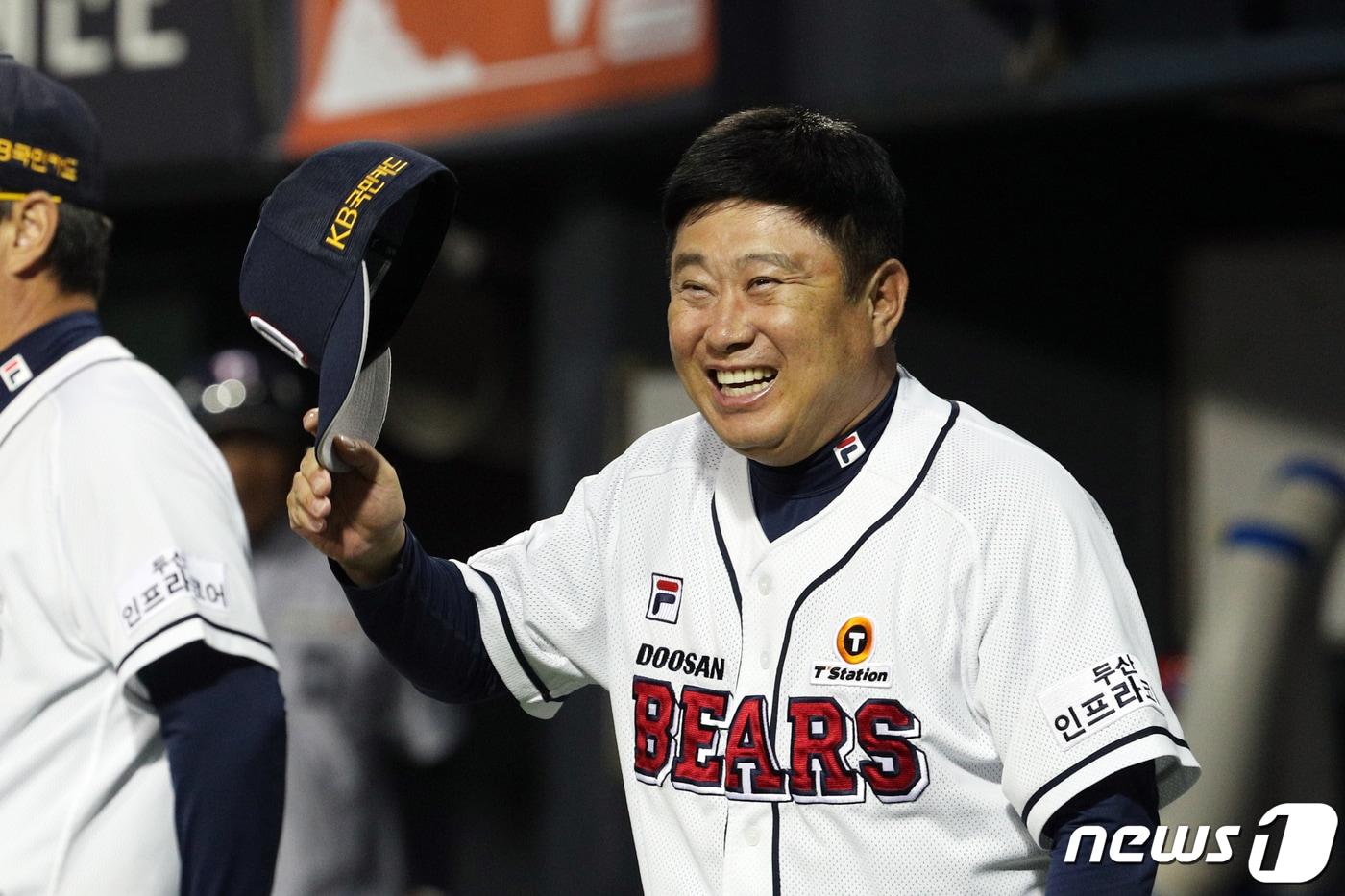 1일 오후 서울 송파구 잠실야구장에서 열린 프로야구 '2019 신한은행 마이카 KBO리그' NC 다이노스와 두산 베어스의 경기에서 김태형 두산 감독이 NC 덕아웃을 향해 인사하고 있다. 2019.10.1/뉴스1 ⓒ News1 황기선 기자
