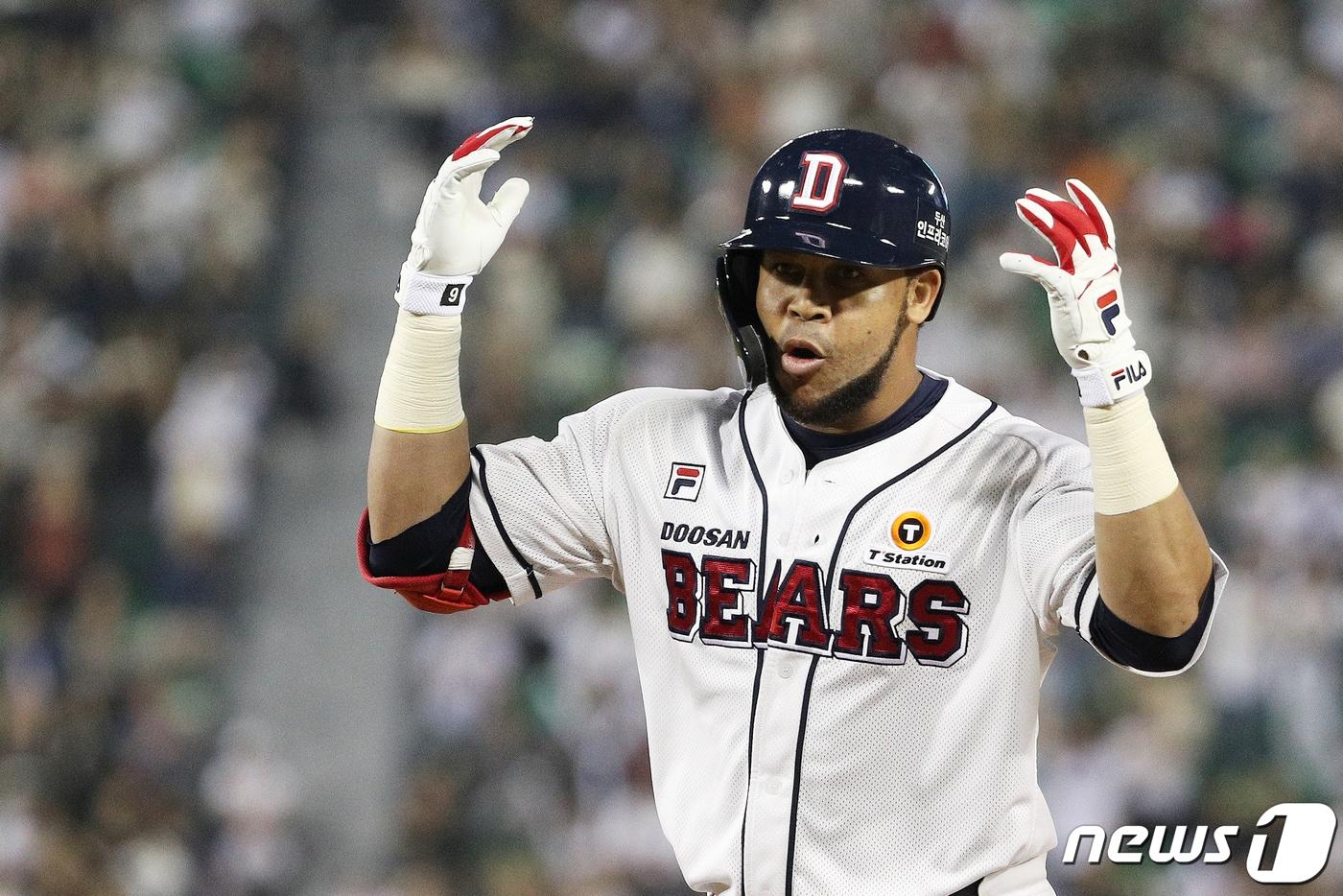 본문 이미지 - 2년 연속 두산 베어스 유니폼을 입는 호세 페르난데스. /뉴스1 ⓒ News1 황기선 기자