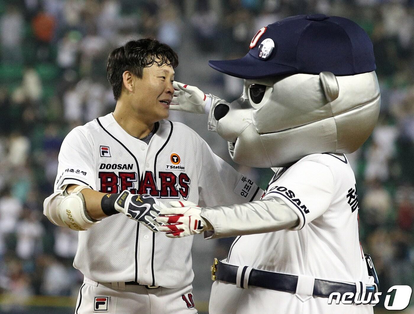 본문 이미지 - 1일 오후 서울 송파구 잠실야구장에서 열린 프로야구 '2019 신한은행 마이카 KBO리그' NC 다이노스와 두산 베어스의 경기 9회말 1사 2루상황에서 끝내기 안타를 친 두산 박세혁이 마스코트의 축하를 받고 있다. 2019.10.1/뉴스1 ⓒ News1 황기선 기자
