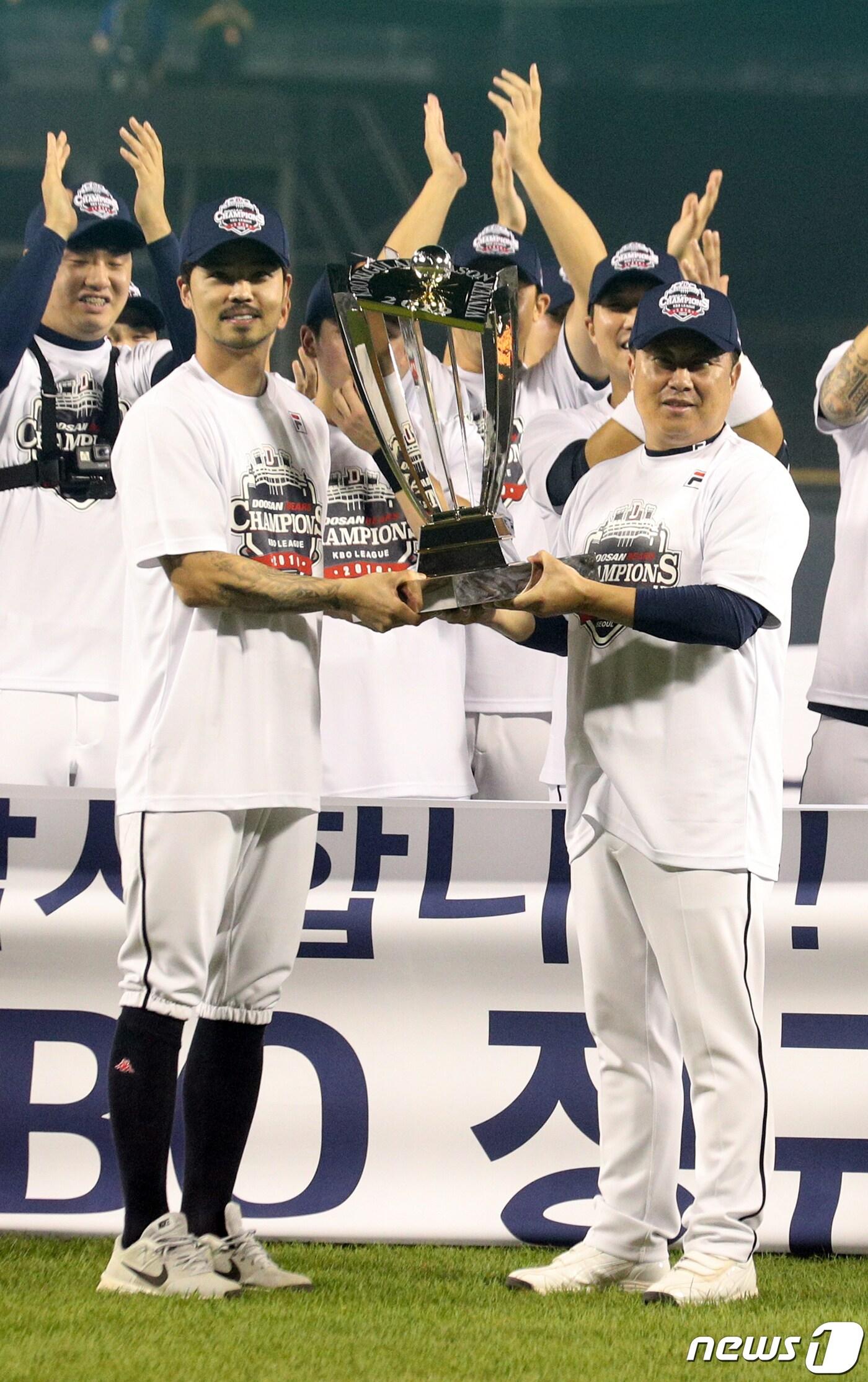본문 이미지 - 1일 오후 서울 송파구 잠실야구장에서 열린 프로야구 '2019 신한은행 마이카 KBO리그' NC 다이노스와 두산 베어스의 경기에서 정규리그 우승을 확정한 김태형 두산 감독과 주장 오재원이 트로피를 들어보이고 있다. 이날 시즌 최종전에서 승리한 두산은 SK를 제치고 정규시즌 우승을 차지했다. 2019.10.1/뉴스1 ⓒ News1 황기선 기자