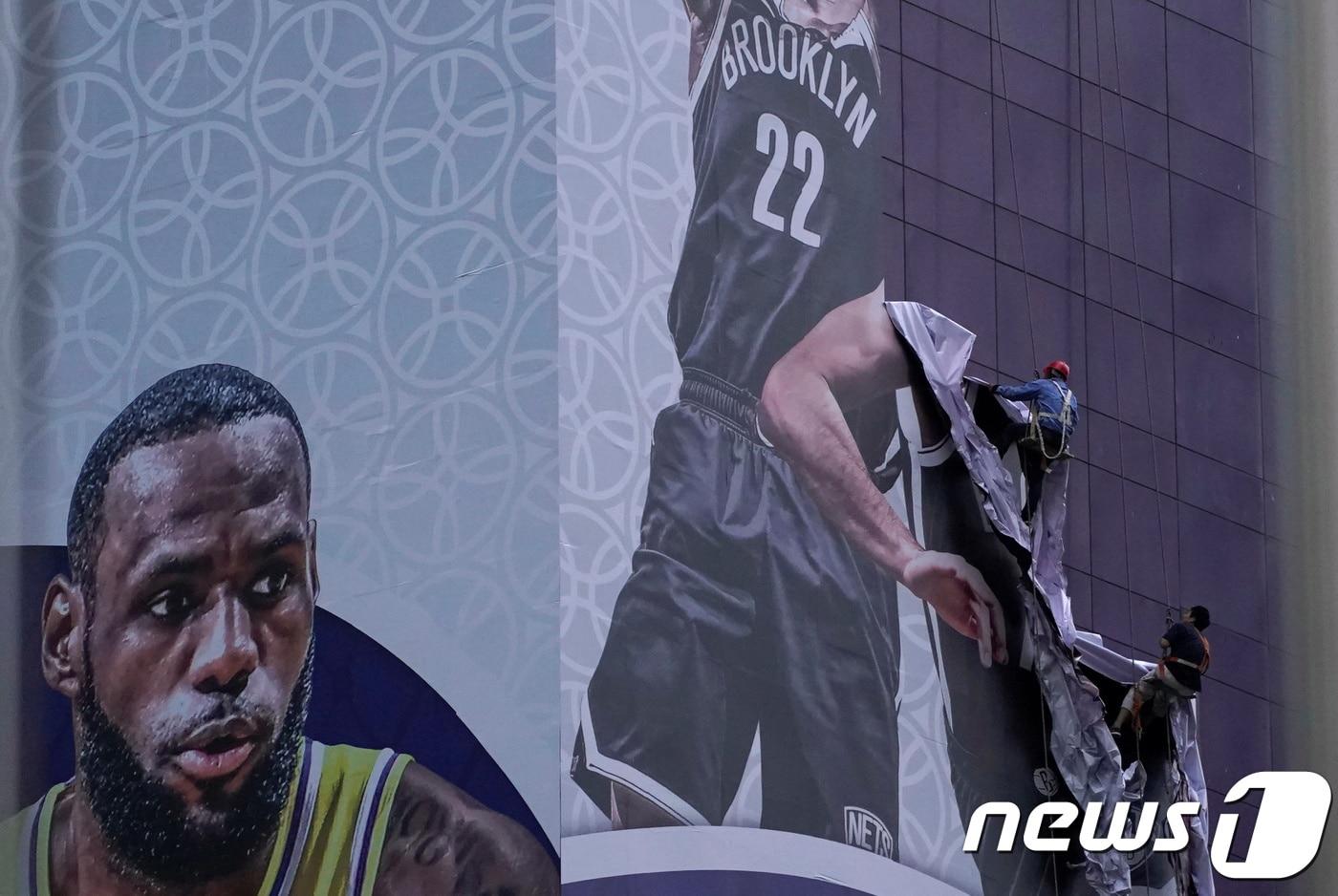 본문 이미지 - 중국의 노동자들이 9일 상하이에 설치된 NBA 대형 선전물을 제거하고 있다. ⓒ 로이터=뉴스1 ⓒ News1 박형기 기자