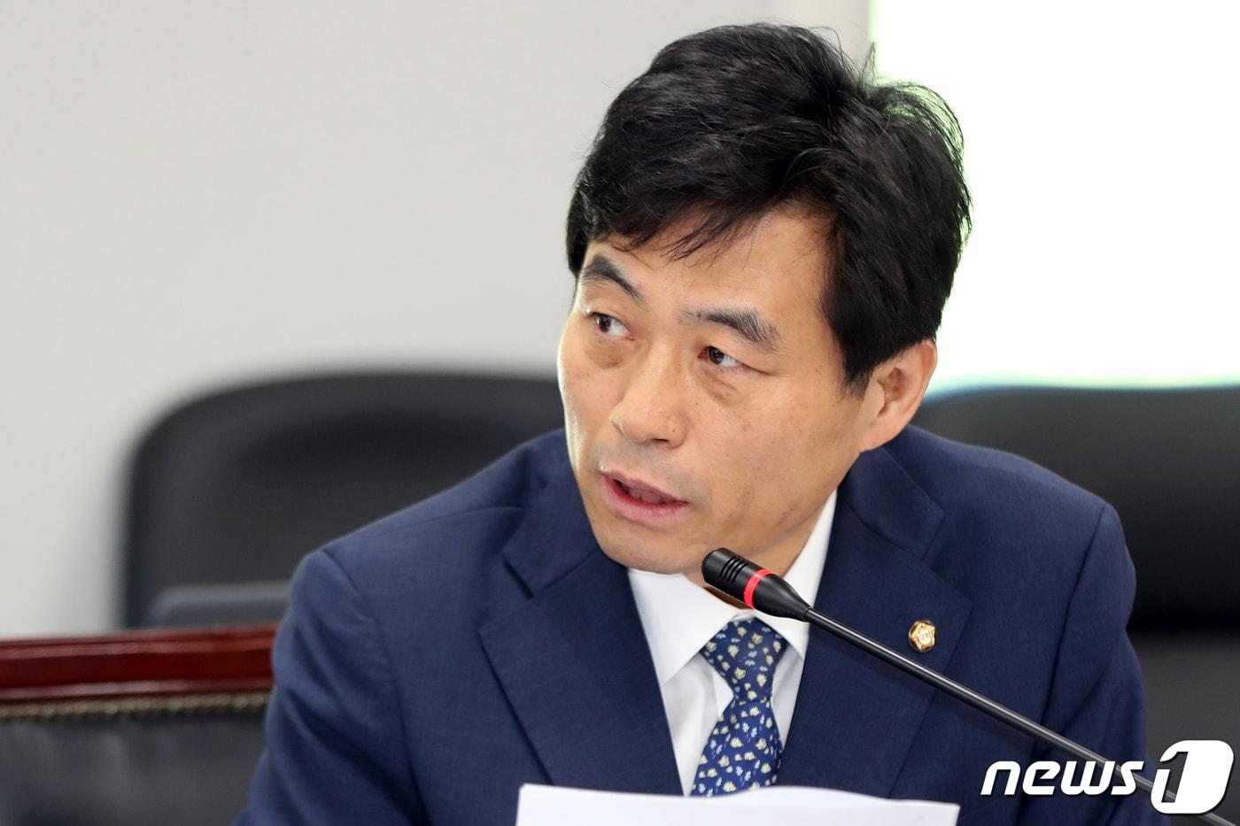 본문 이미지 - 김민기 더불어민주당 의원이 10일 오전 전남지방경찰청에서 열린 국회 행정안전위원회의 국정감사에서 질의하고 있다. 2019.10.10/뉴스1 ⓒ News1 황희규 기자