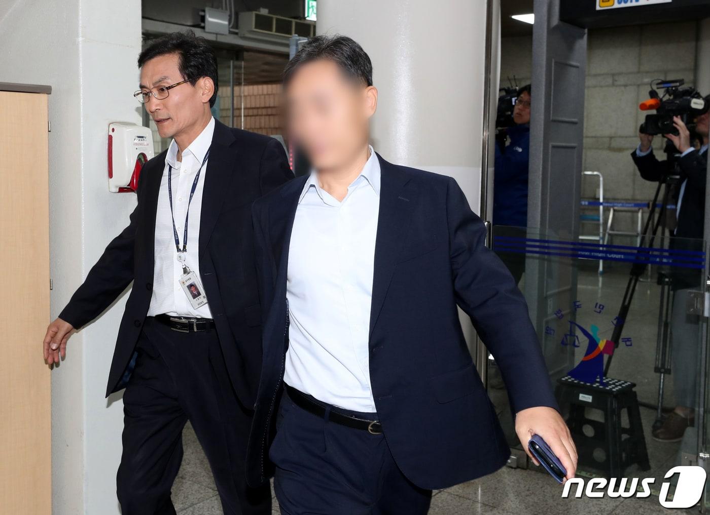 본문 이미지 - 버닝썬 사건에서 클럽과의 유착 의혹을 받는 윤모 총경이 구속 전 피의자 심문(영장실질심사)을 받기 위해 지난 10일 오전 서울 서초구 서울중앙지방법원으로 들어서고 있다. 뉴스1 ⓒ News1 성동훈 기자