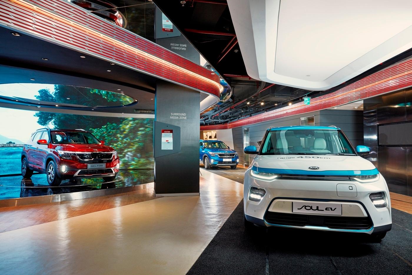 셀토스, 쏘울 EV가 전시된 BEAT360 델리 내관 전경. (기아차 제공)ⓒ 뉴스1