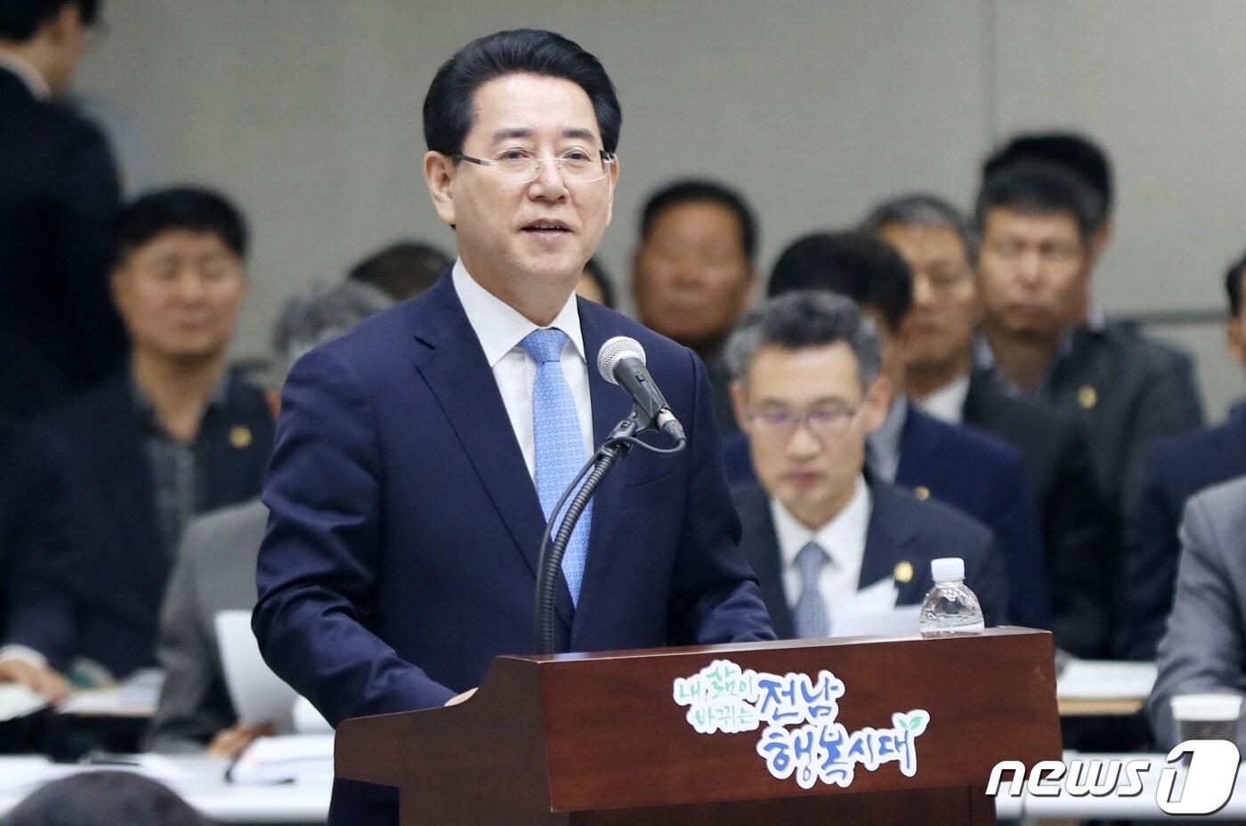 본문 이미지 - 김영록 전남도지사가 10일 오후 전남도청 왕인실에서 열린 국회 행정안전위원회의 국정감사에 인사말을 하고 있다.  2019.10.10 /뉴스1 ⓒ News1 황희규 기자