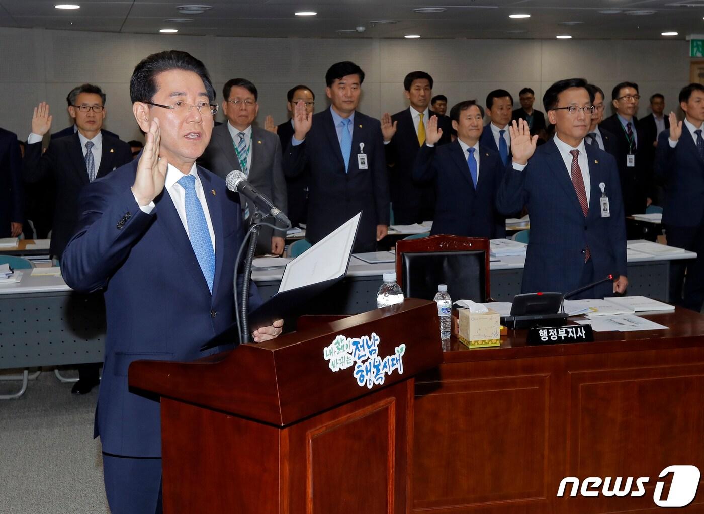 본문 이미지 - 김영록 전남도지사가 10일 오후 전남도청 왕인실에서 열린 국회 행정안전위원회의 국정감사에서 선서하고 있다. 2019.10.10 /뉴스1 ⓒ News1 황희규 기자