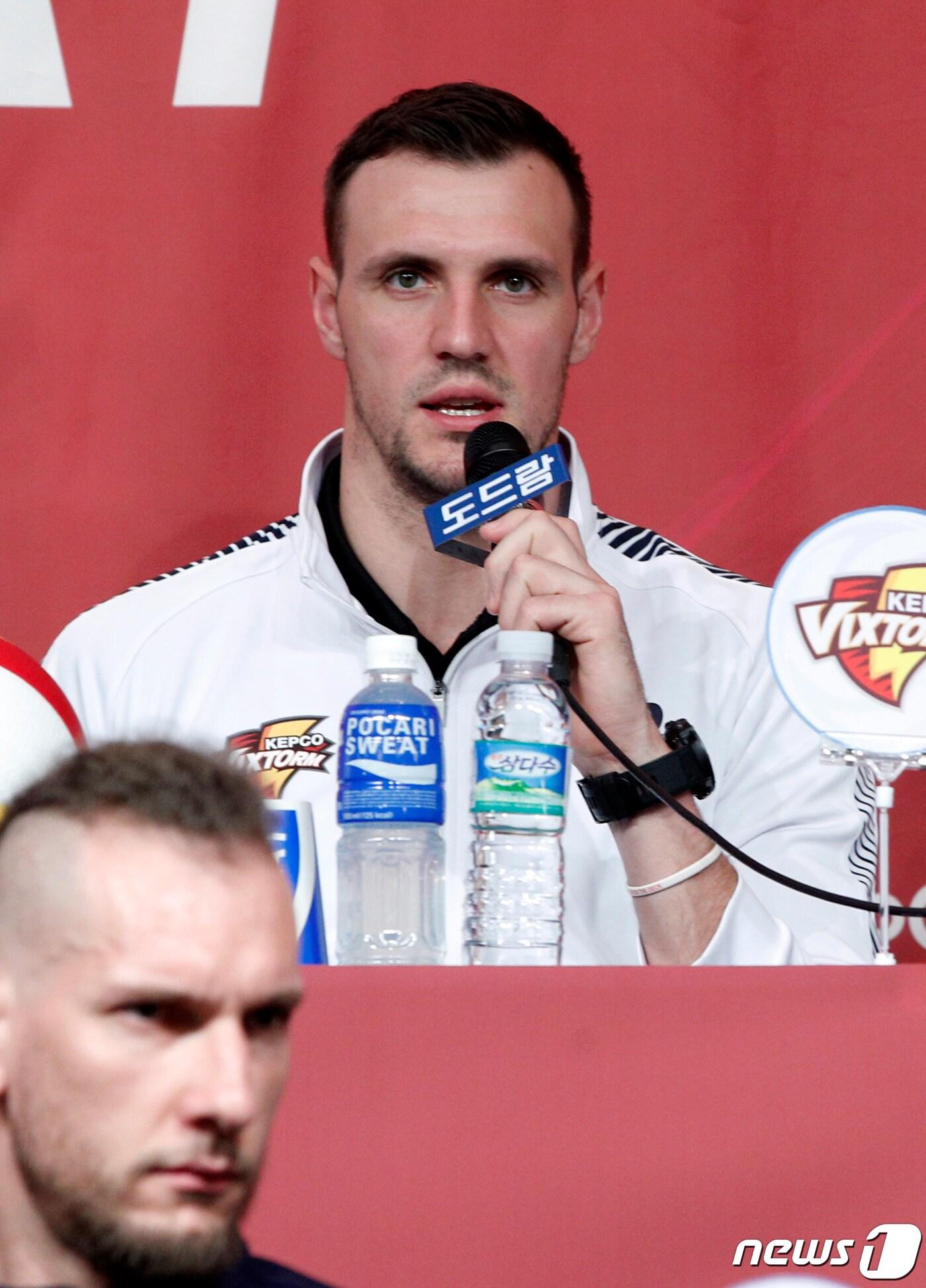 본문 이미지 - 한국전력 빅스톰 가빈이 10일 오후 서울 강남구 리베라호텔에서 열린 도드람 2019-2020 V리그 남자부 미디어데이에서 각오를 밝히고 있다. 2019.10.10/뉴스1 ⓒ News1 안은나 기자