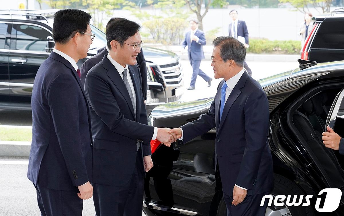 본문 이미지 - 문재인 대통령이 2019년 10월 10일 오전 충남 아산시 삼성디스플레이 아산공장에서 열린 삼성디스플레이 신규 투자 및 상생협력 협약식에 도착, 이재용 부회장과 인사하고 있다. (청와대 제공) 2019.10.10/뉴스1