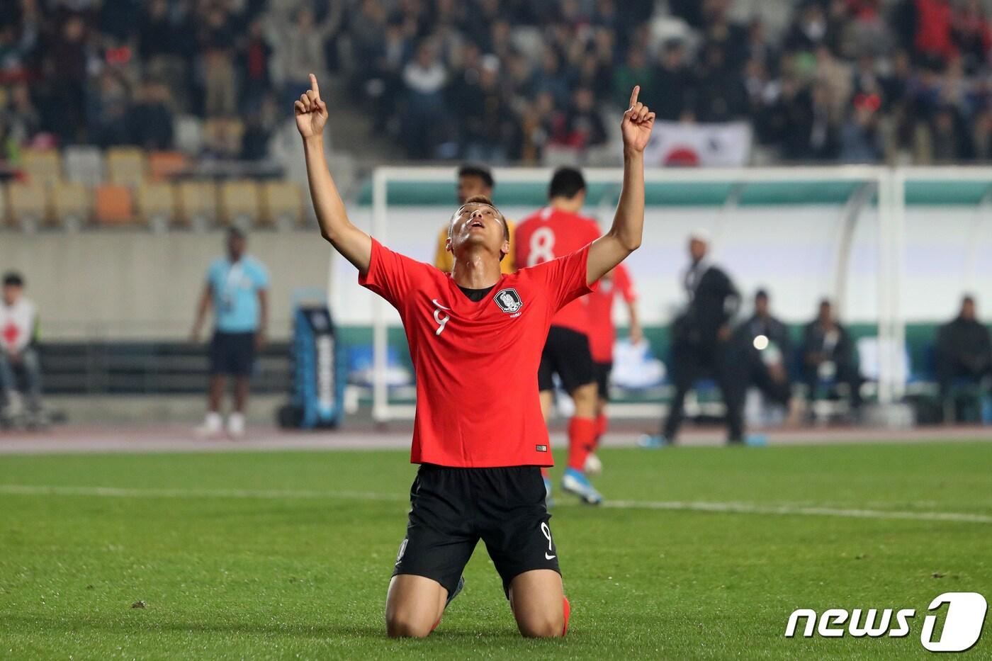 축구대표팀 김신욱이 10일 오후 경기도 화성시 향남읍 화성종합경기타운에서 열린 2022 국제축구연맹(FIFA) 카타르 월드컵 아시아지역 2차 예선 조별리그(H조) 대한민국과 스리랑카의 경기에서 대한민국 네번째 골을 넣고 세리머니하고 있다. 2019.10.10/뉴스1 ⓒ News1 조태형 기자