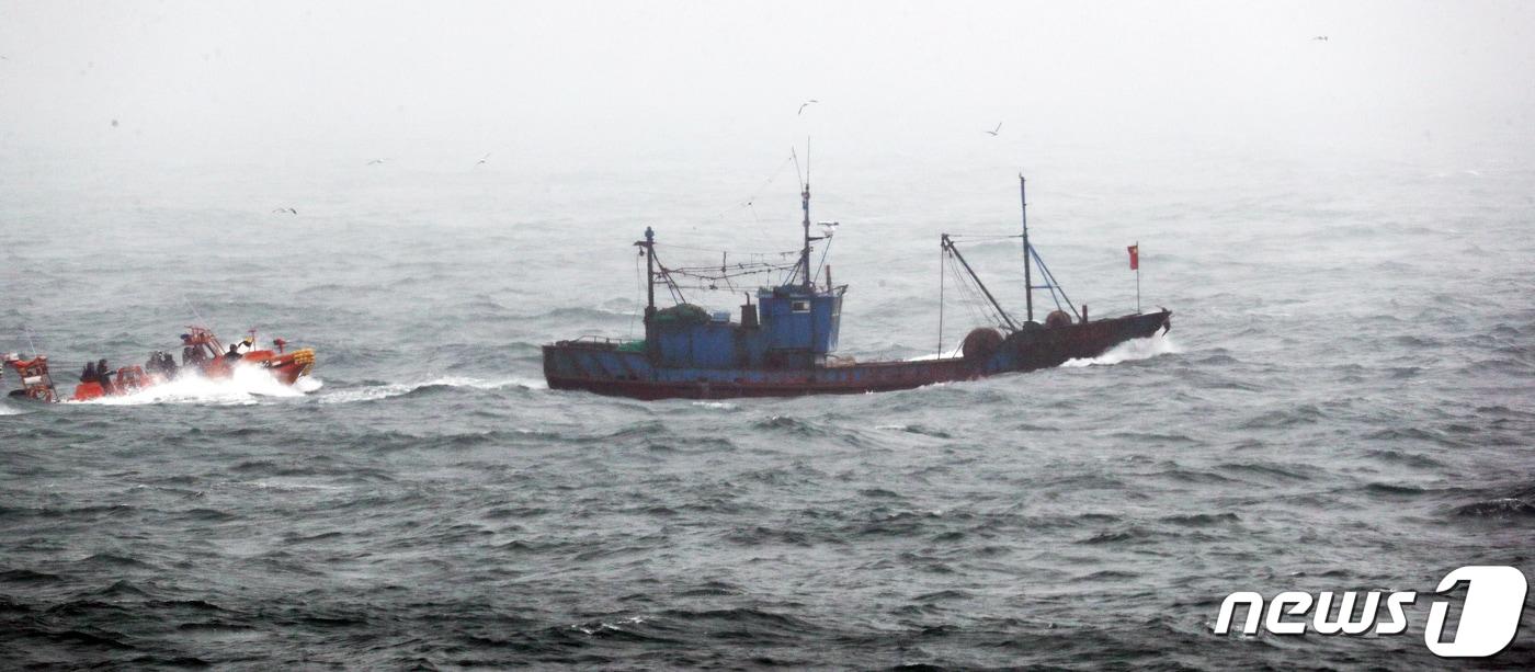 본문 이미지 - 어업 단속 모습.(사진은 기사 내용과 무관함) / 뉴스1 ⓒ News1
