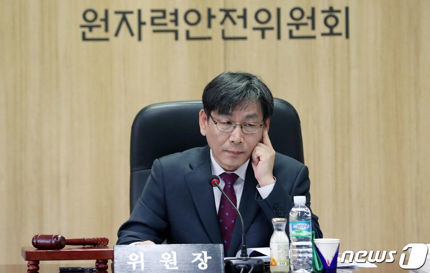 엄재식 원자력안전위원회 위원장이 11일 오전 서울 종로구 원자력안전위원회 대회의실에서 열린 위원회 회의에 참석하고 있다. 이날 회의에서는 경북 경주의 월성 원자력발전소 1호기의 영구정지안을 심의·의결할 예정이다. 2019.10.11/뉴스1 ⓒ News1 이동해 기자