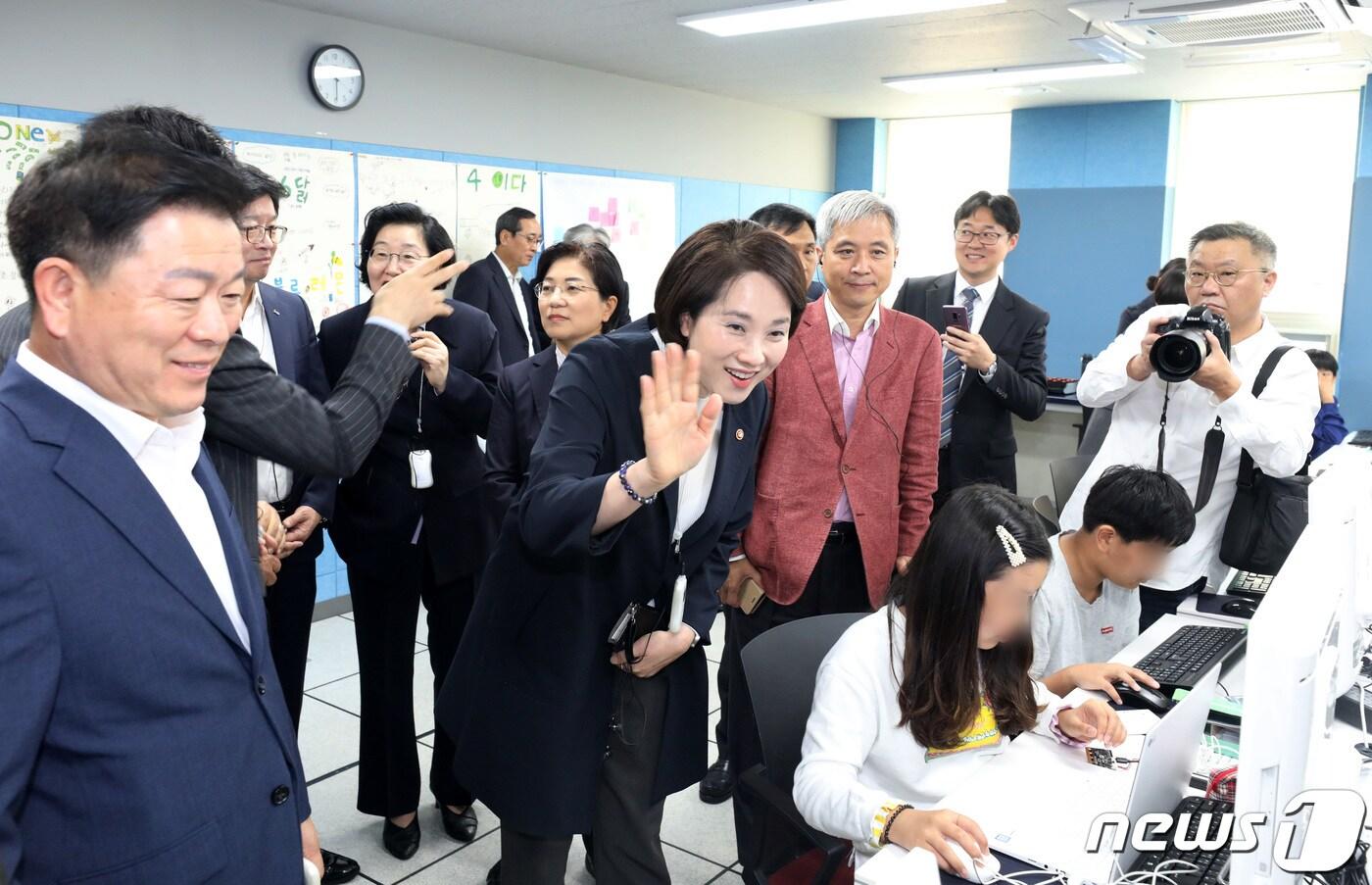 본문 이미지 - 유은혜 사회부총리 겸 교육부 장관이 11일 오전 경기도 화성시 동탄중앙이음터에서 열린 제14차 사회관계장관회의 참석에 앞서 시설 및 활동 참관을 하고 있다. 2019.10.11/뉴스1 ⓒ News1 조태형 기자