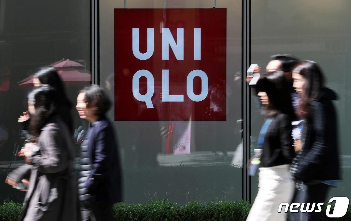 일본정부가 수출규제를 시행한지 100일째인 11일 오후 서울 시내에 위치한 유니클로 매장 앞으로 시민들이 지나가고 있다. 2019.10.11/뉴스1 ⓒ News1 이재명 기자