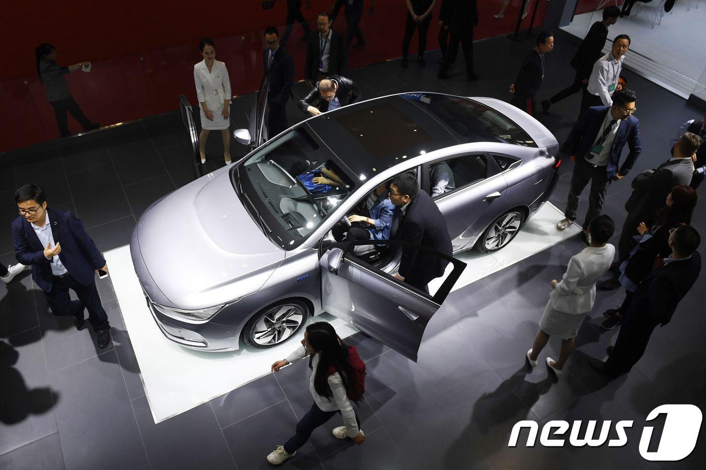 2상하이 오토쇼에서 관람객들이 지리에서 만든 전기차를 살펴보고 있다. 2019.04.17  ⓒ AFP=뉴스1