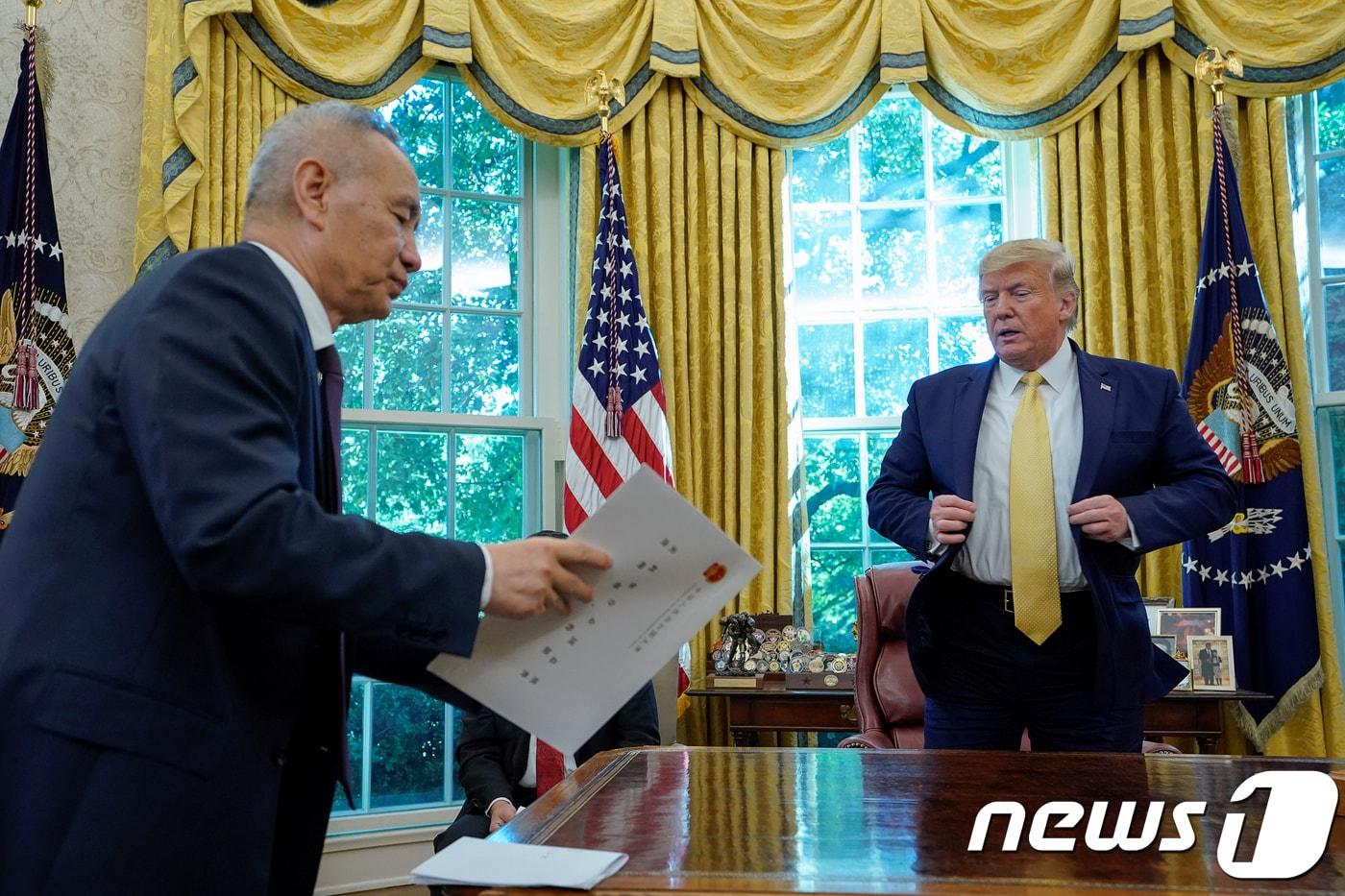 본문 이미지 - 11일 중국의 류허 부총리가 백악관 오벌오피스에서 도널드 트럼프 미국 대통령을 만나고 있다. ⓒ 로이터=뉴스1 ⓒ News1 