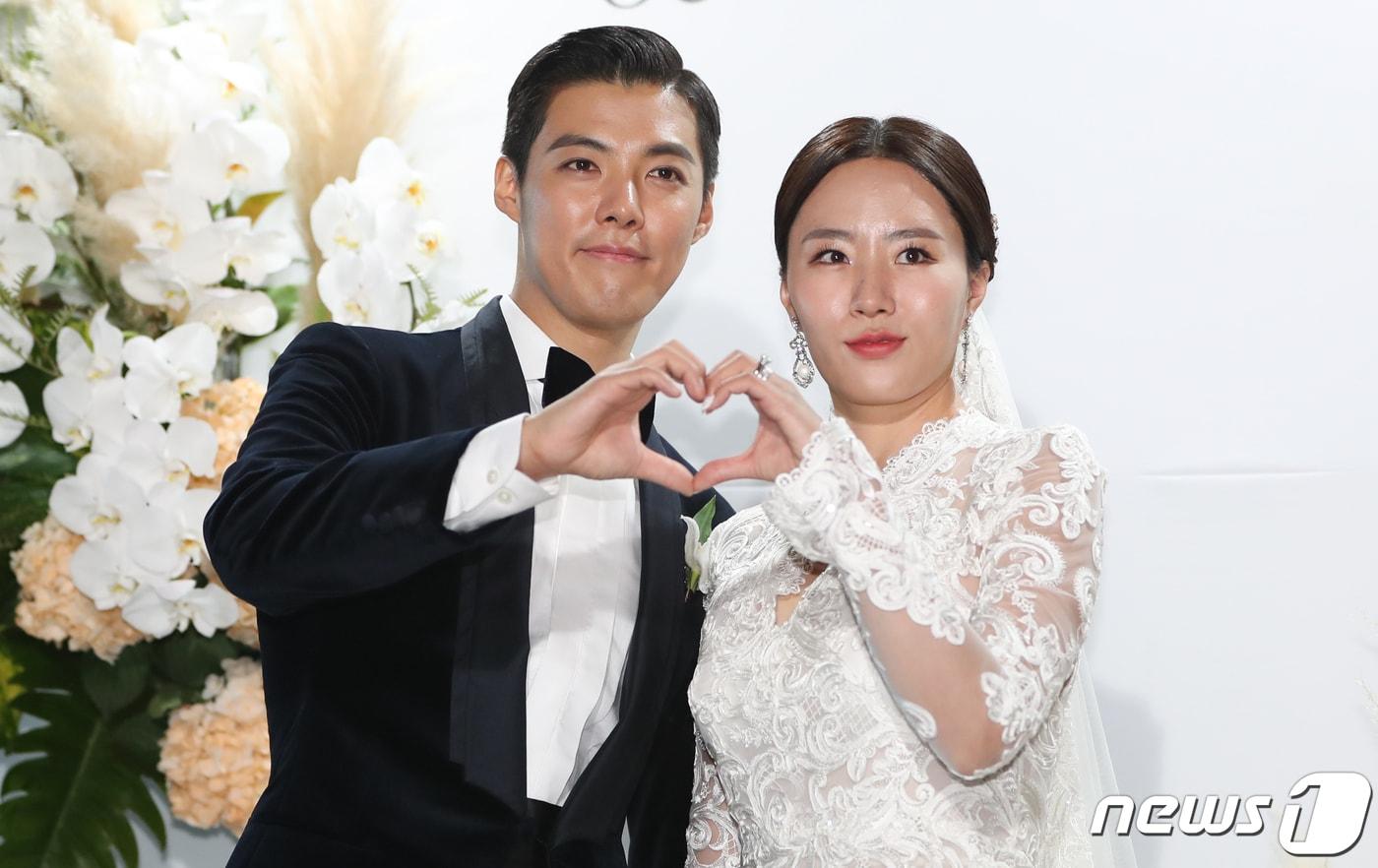 가수 강남과 전 스피드스케이팅 국가대표 이상화가 12일 서울 광진구 비스타 워커힐 비스타홀에서 열린 결혼식에서 포즈를 취하고 있다. 강남과 이상화는 지난해 9월 방송된 SBS 예능 프로그램 '정글의 법칙 in 라스트 인도양'을 통해 연인으로 발전했다. 2019.10.12/뉴스1 ⓒ News1 허경 기자