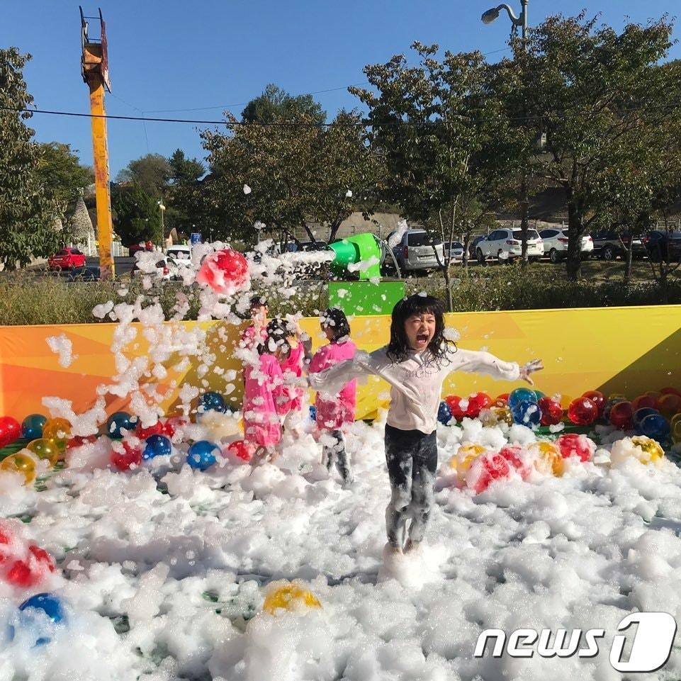 본문 이미지 - 12일 홍삼축제가 열리고 있는 전북 진안군 북부 마이산에서 어린이들이 '홍삼버블버블'을 즐기고 있다.(진안군제공)/뉴스1