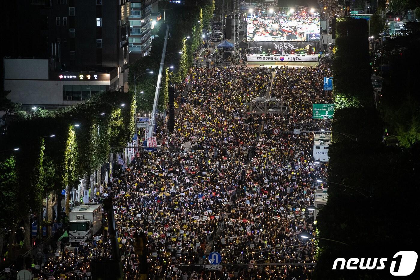 제9차 검찰개혁 촛불문화제가 열린 12일 서울 서초구 대검찰청 앞에서 시민들이 '조국 수호·검찰개혁'을 촉구하고 있다. 2019.10.12/뉴스1 ⓒ News1 유승관 기자