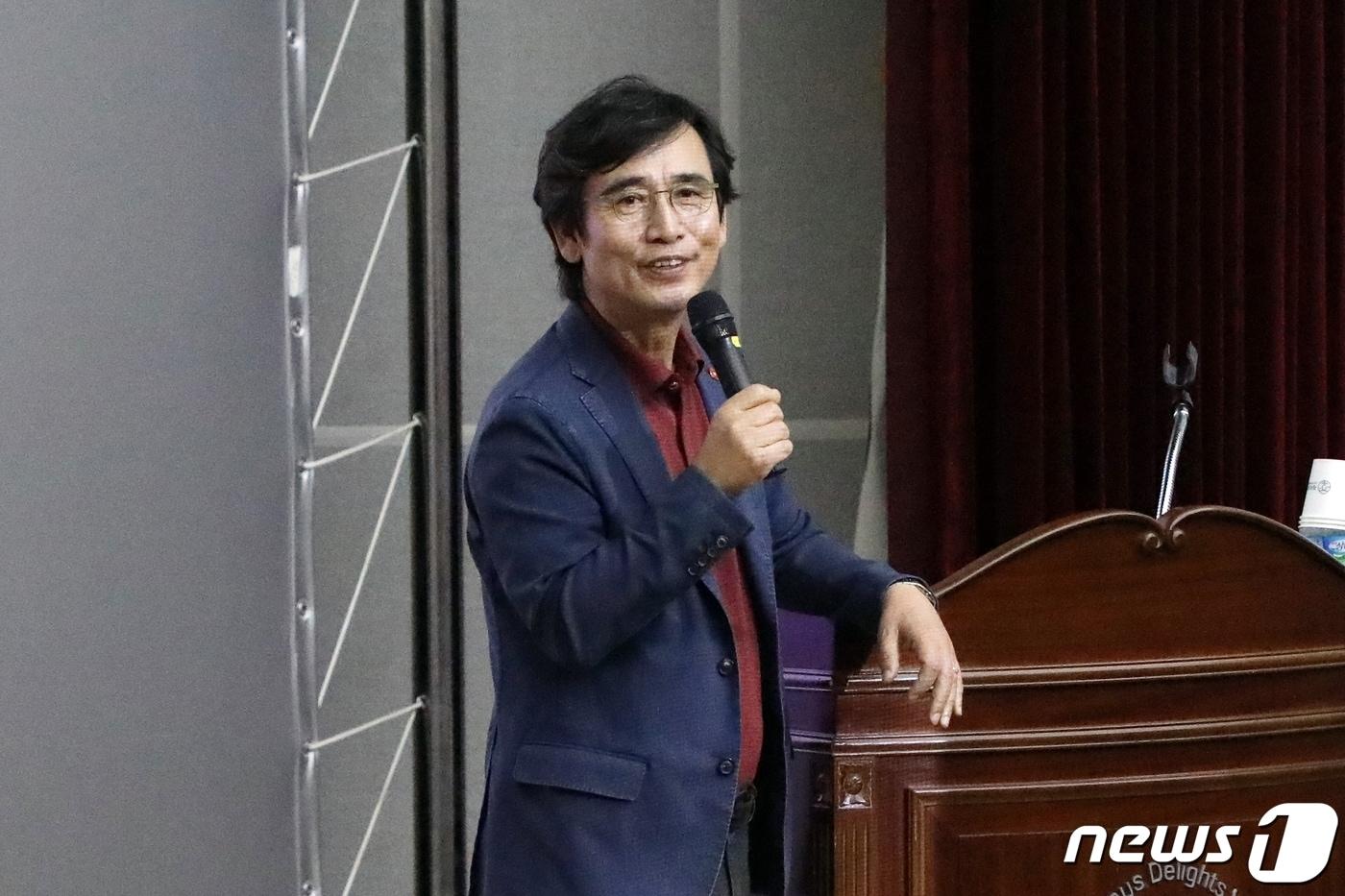 유시민 (재)사람사는세상 노무현재단 이사장이 12일 오후 제주웰컴센터 웰컴홀에서 노무현재단 제주위원회 주최로 열린 '제9기 노무현시민학교 2강' 강연을 진행하고 있다.2019.10.12/뉴스1 ⓒ News1 홍수영 기자